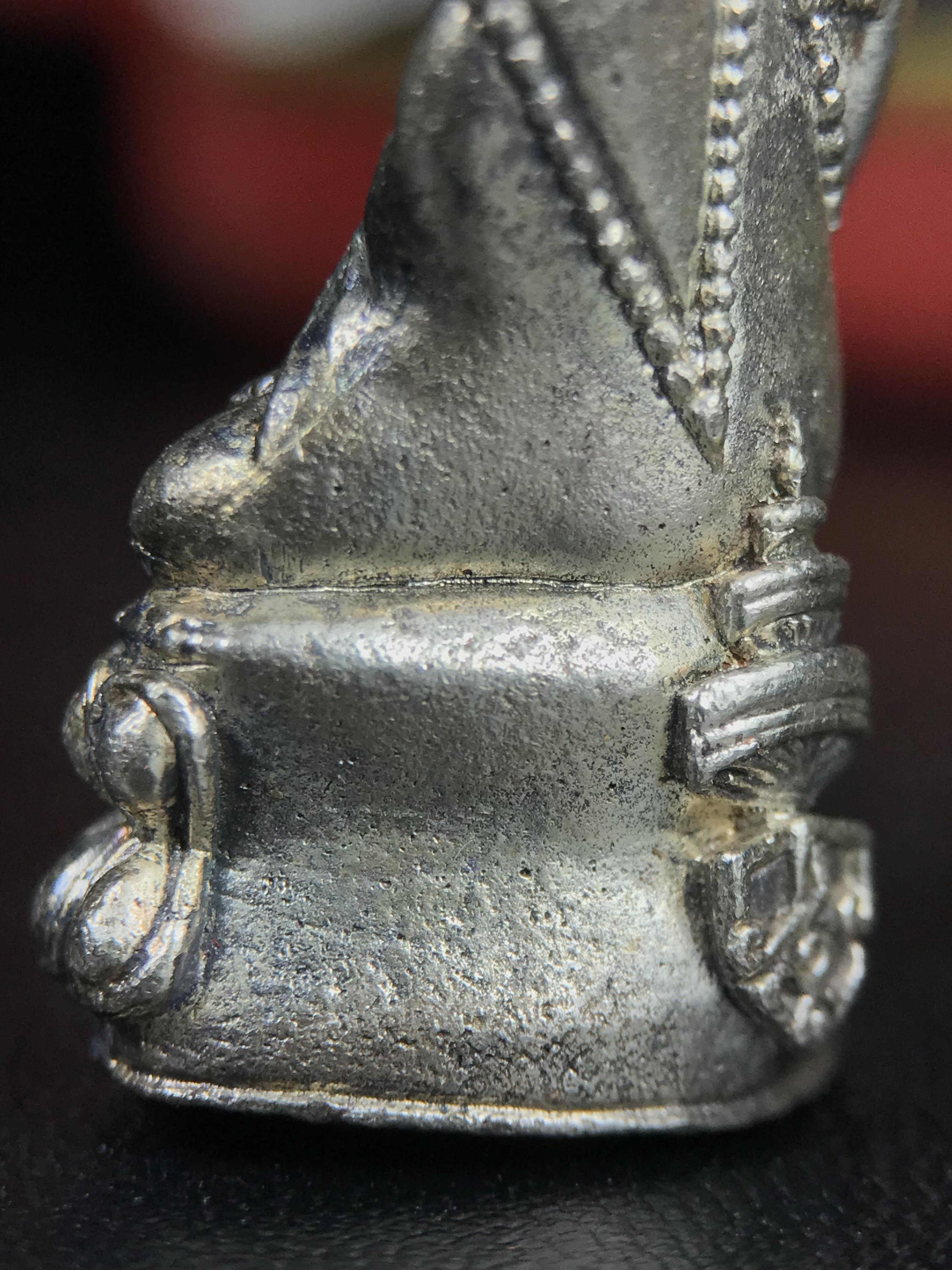 พระกริ่งฉลองพระชนมายุครบ 7 รอบ 84 พรรษา สมเด็จพระสังฆราช(วาสน์) วัดราชบพิธ พ.ศ.2525 เนื้อเงิน ผิวเดิมขึ้นน้ำทองสภาพสวยมาก ในกล่องชุดพิเศษกรรมการ พร้อมพระชัยวัฒน์ เนื้อนวโลหะ ครบชุดสมบูรณ์(งานแกะแม่พิมพ์โดย นายช่างเกษม มงคลเจริญ)(หายาก)