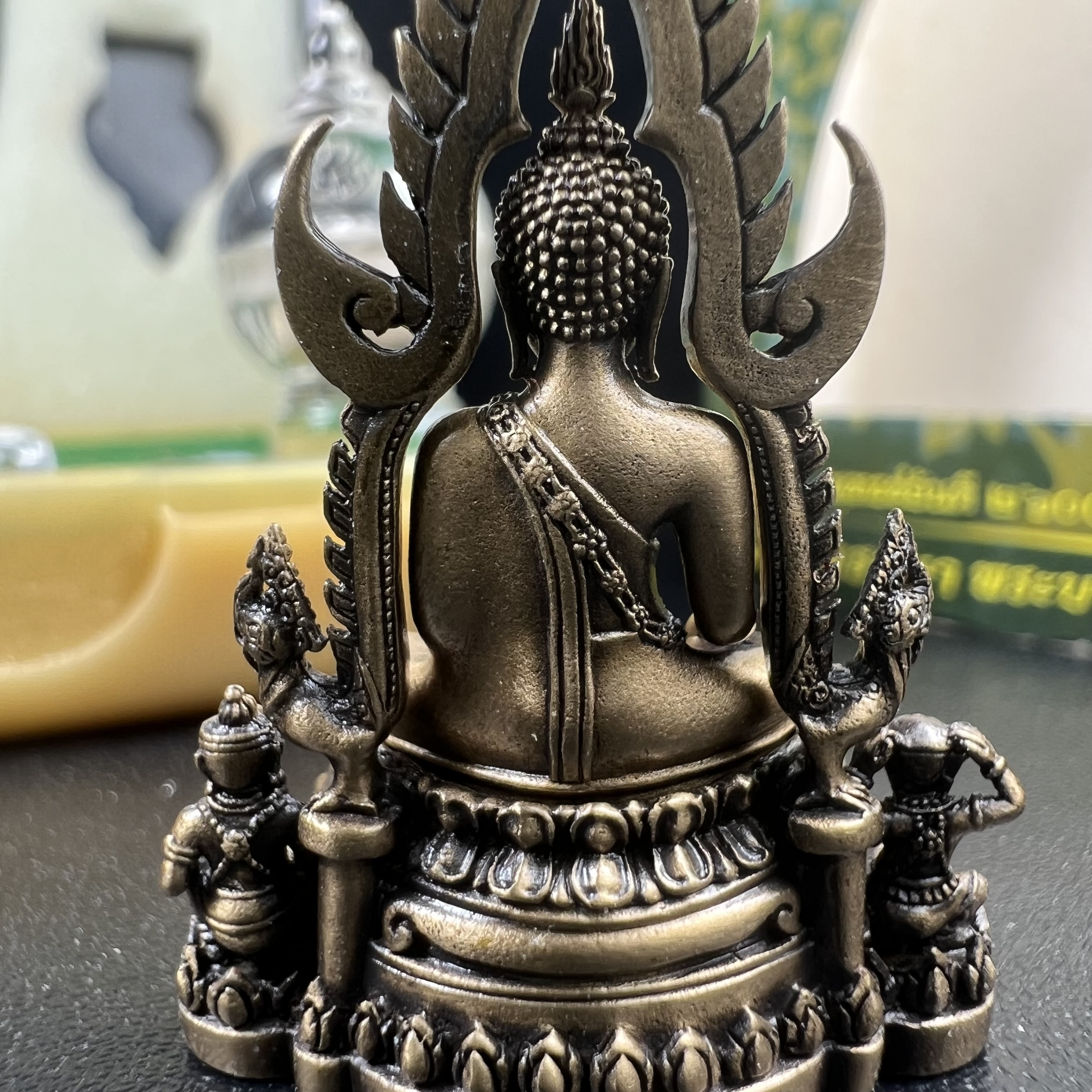 พระพุทธชินราช(จำลอง) ภปร. 84 พรรษา ปี 2554 เนื้อบรอนซ์รมดำซาติน พิมพ์กลางขนาดหน้าตัก 1/2 นิ้ว(พระราชทานมวลสาร จิตรลดาและเส้นพระเจ้า(เส้นผม)รัชกาลที่9)พุทธศิลป์ทรงคุณค่าอีกหนึ่งรุ่นยอดนิยม