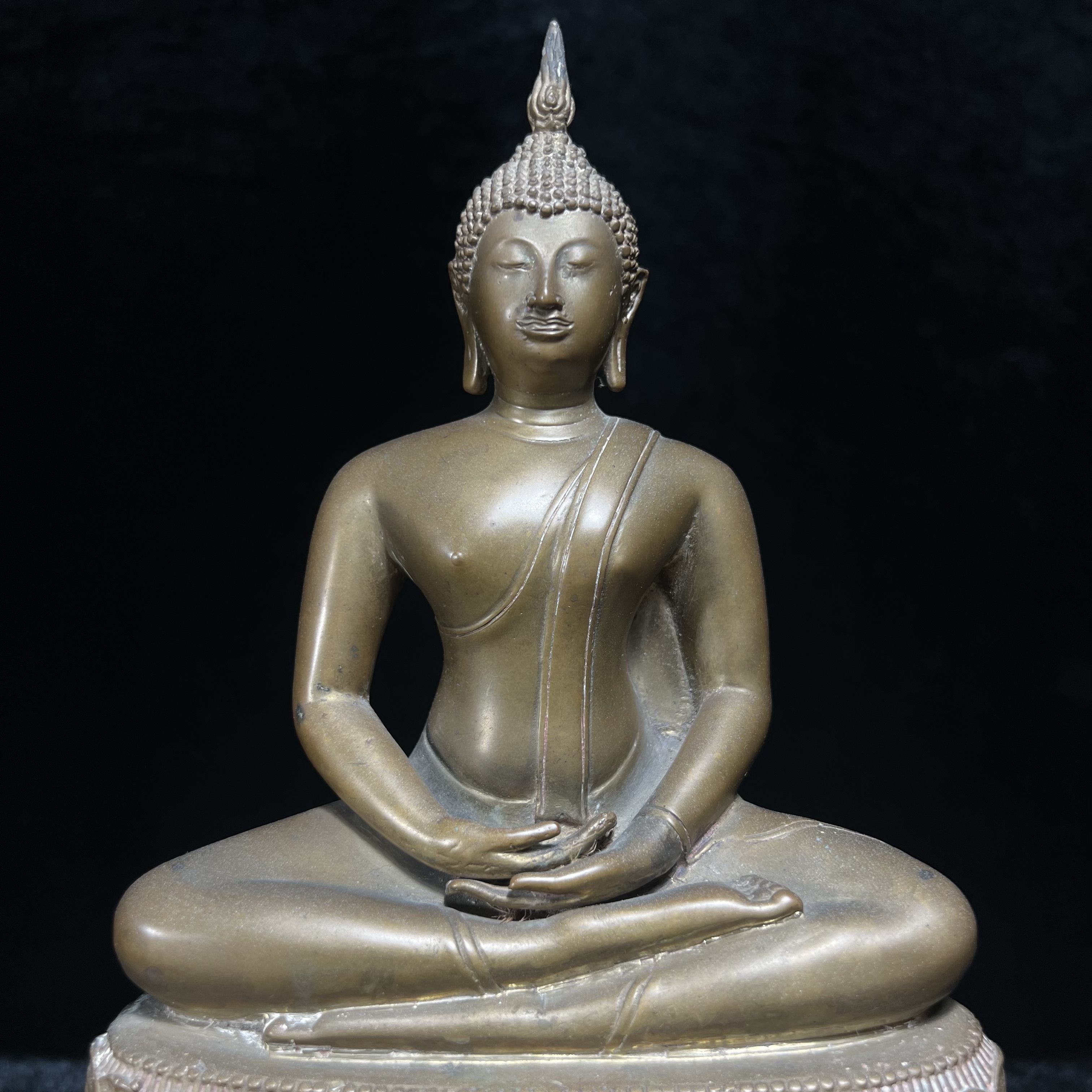 พระพุทธคมนาคมบพิธ (พระพุทธสิหิงค์จำลอง) ภปร. ครบรอบ 84 ปี กระทรวงคมนาคม พ.ศ.2539 หน้าตัก 5 นิ้ว เนื้อลำอู่แดง(หายาก)