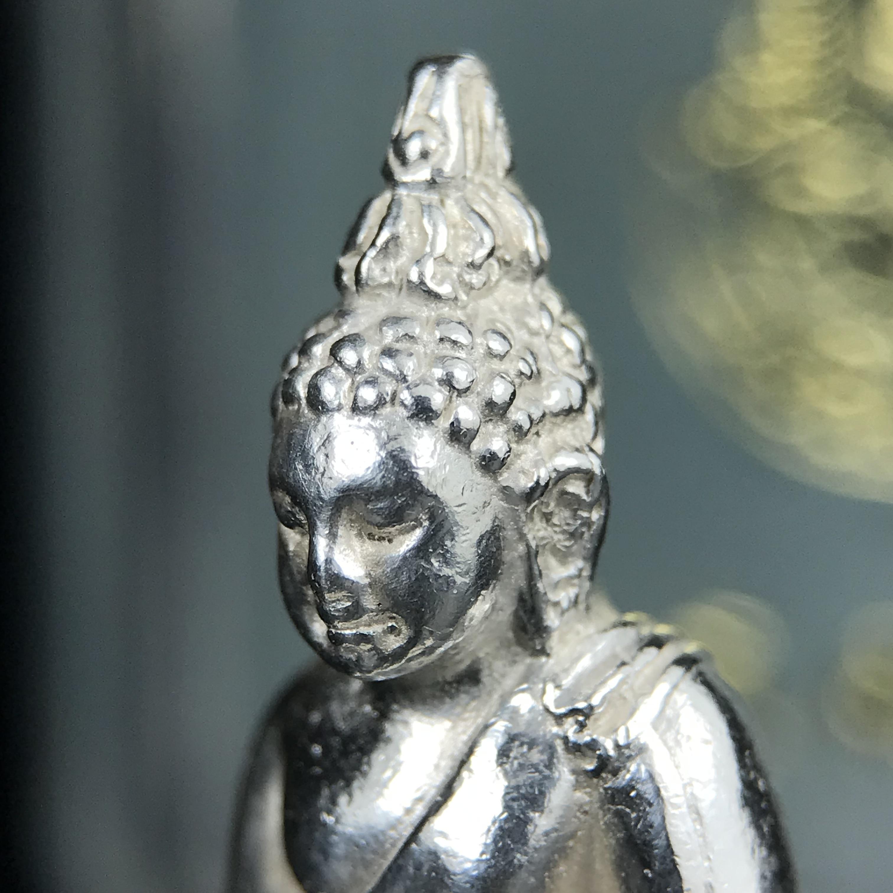 พระกริ่งไพรีพินาศ รุ่น ภปร. ราชวิทยาลัย ปี 2535 เนื้อเงิน(สภาพผิวขาวสวยใส)(ตอกโค้ดพระนามย่อ ญสส ใต้เศวตรฉัตร และ พระปรมาภิไธยย่อ ภปร.) ปลุกเสกโดยหลวงพ่อเปิ่น วัดบางพระและสมเด็จพระญาณสังวร สมเด็จพระสังฆราช วัดบวรนิเวศวิหาร(1 ใน 2535 องค์)