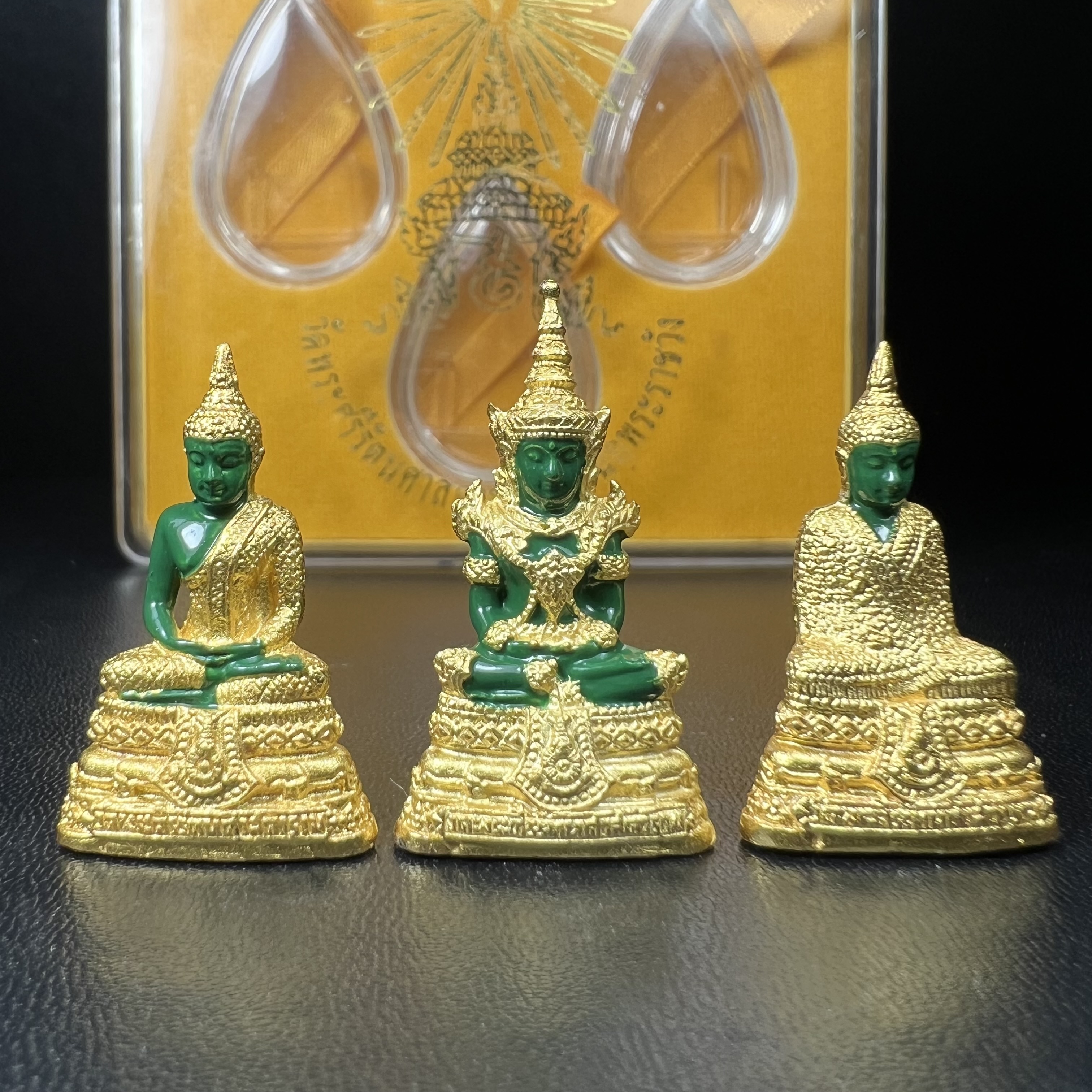 พระพุทธมหามณีรัตนปฏิมากร(พระแก้วมรกต) วัดพระศรีรัตนศาสดาราม สำนักพระราชวัง จัดสร้าง ชุด3 ฤดู ร้อน ฝน หนาว(บรรจุมวลสารใต้ฐาน)