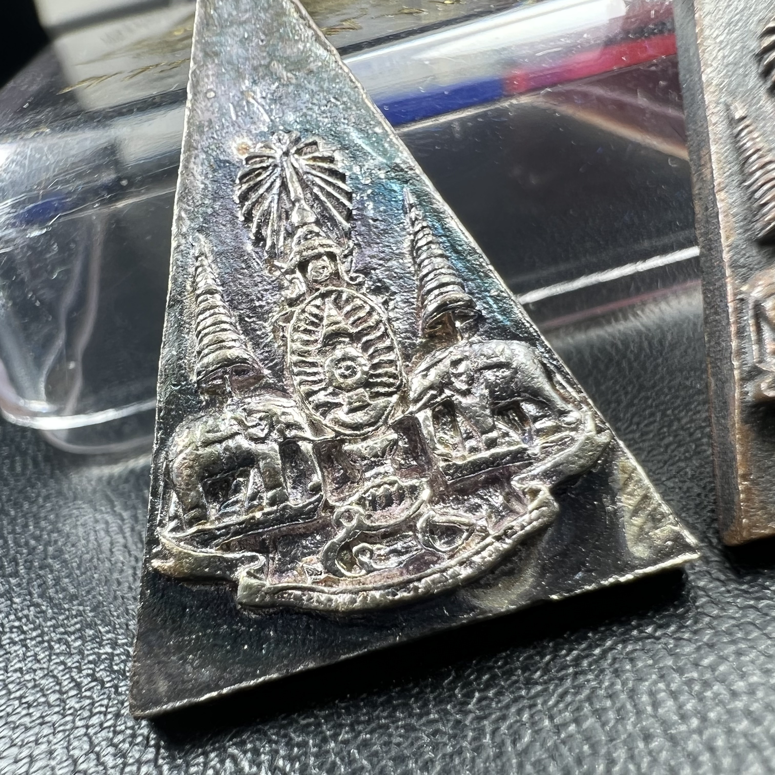 พระกำลังแผ่นดิน (สมเด็จจิตรลดา2) จัดสร้างเฉลิมพระเกียรติ ร.9 ครองราชย์ 50 ปี 2539 เนื้อเงิน(ผิวเดิมกลับดำ รุ้งๆสวย)+เนื้อนวโลหะ(สร้างน้อยหายาก)พร้อมกล่องบรรจุเดิมครบสมบูรณ์(1ใน2539องค์)