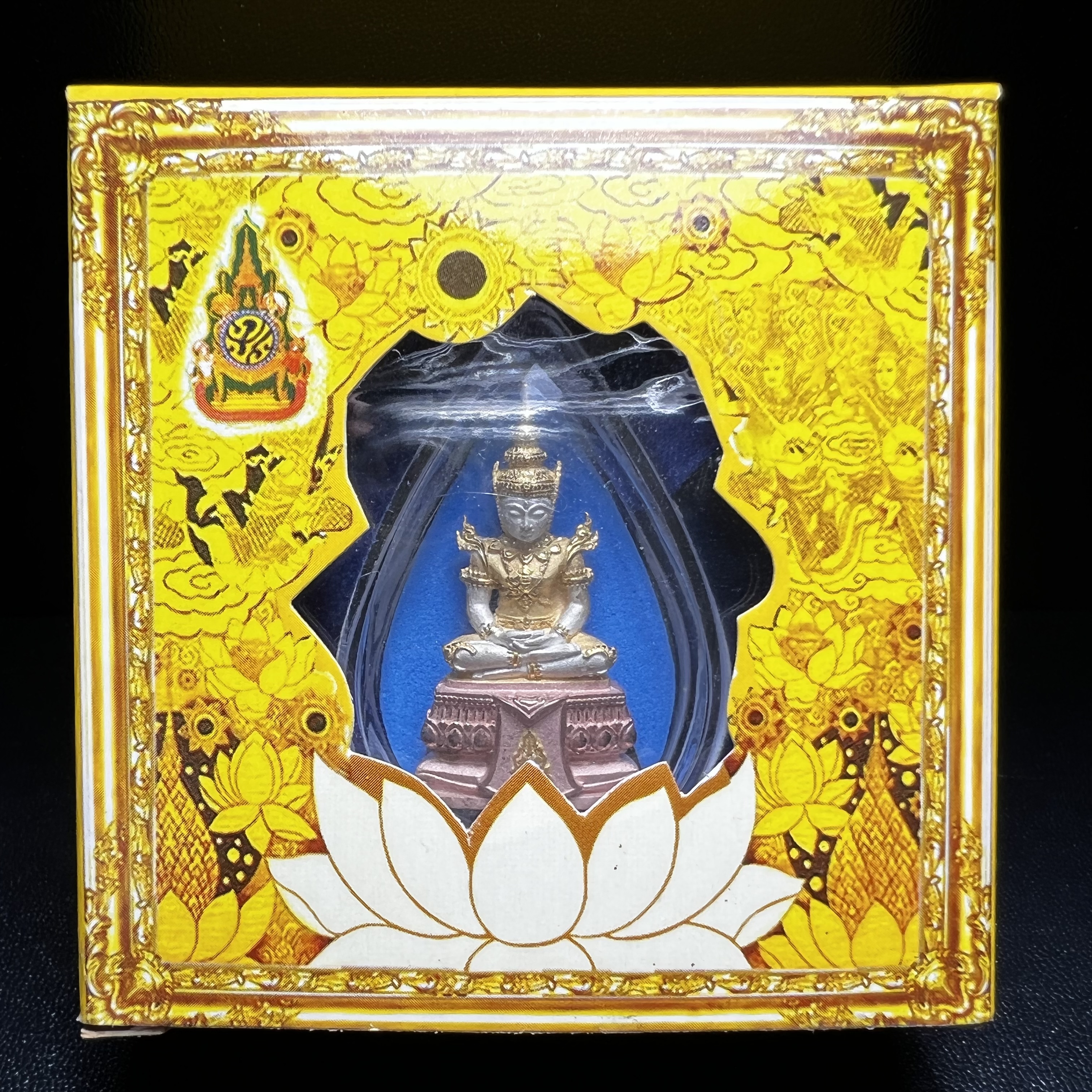 พระแก้วมรกต(จำลอง)ลอยองค์ ขนาดหน้าตัก 1/2 นิ้ว ทรงเครื่องฤดูร้อน เนื้อเงินสามกษัตริย์ ตราสัญลักษณ์ฉลองสิริราชสมบัติ ครบ 60 ปี พ.ศ.2549(สภาพสวย ครบ สมบูรณ์)