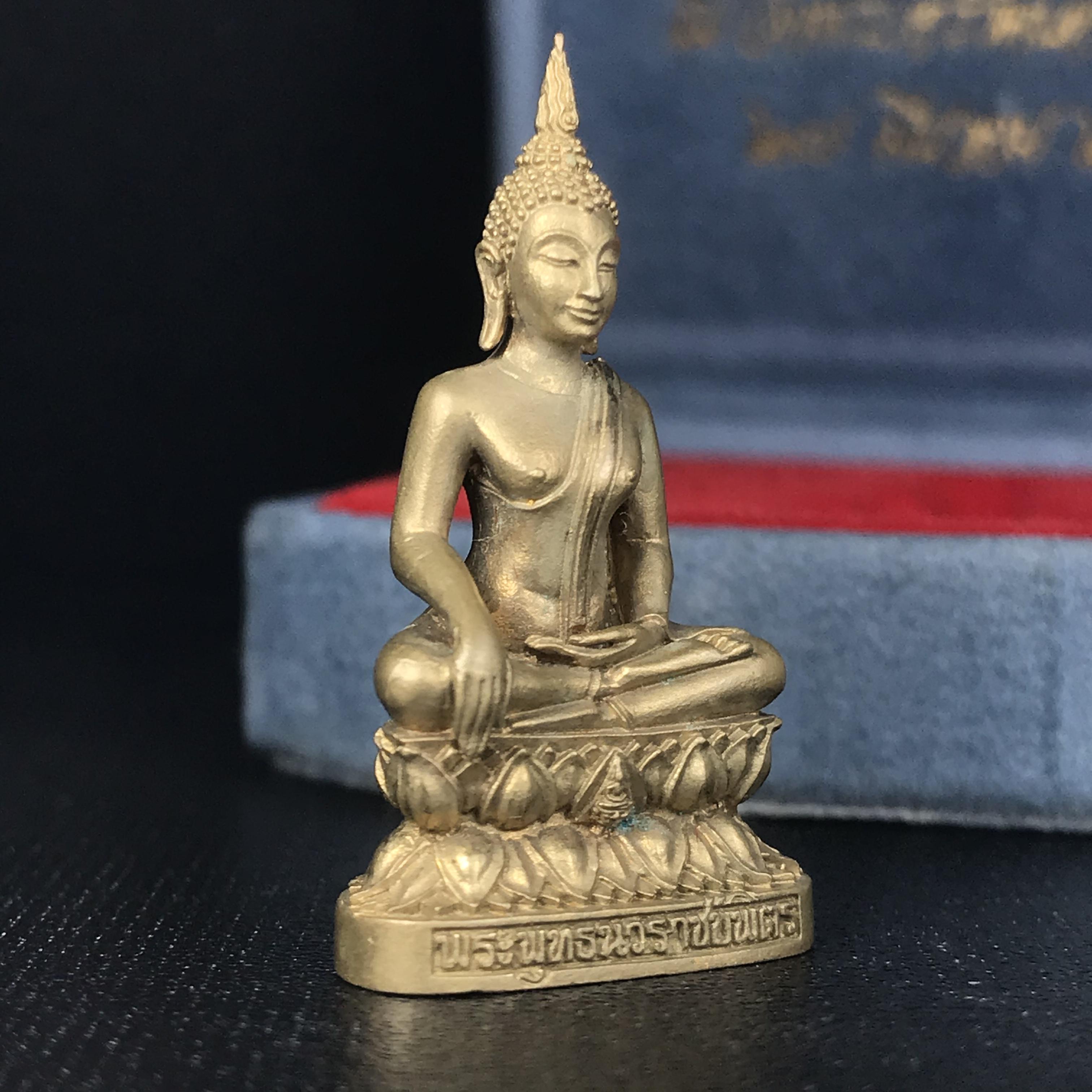 พระกริ่งพระพุทธนวราชบพิตร ครองสิริราชสมบัติครบ 50 ปี พ.ศ.2540 เนื้อทอง93 ชุดพระราชทาน(หายาก)