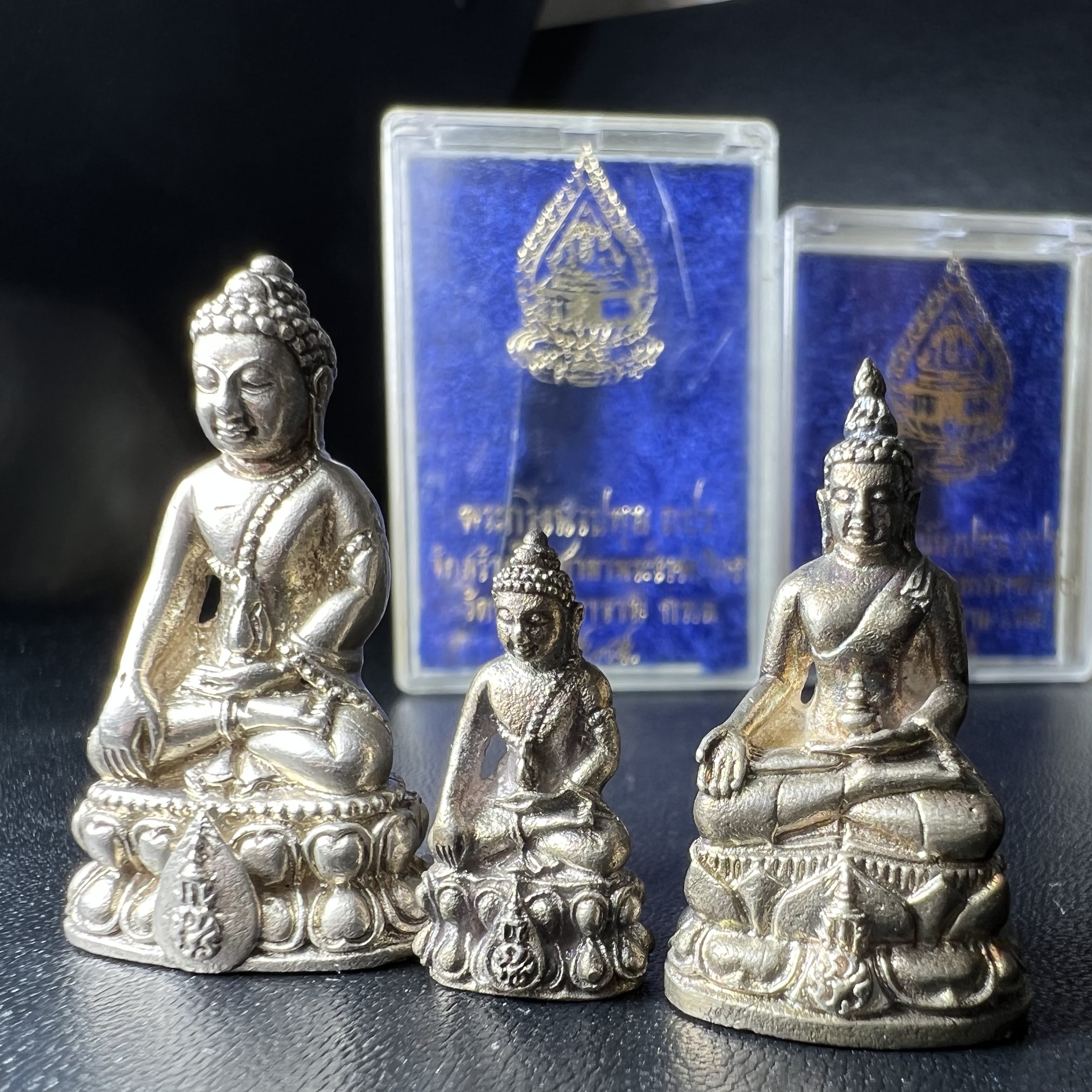 พระกริ่งนวปทุม ภปร.-พระชัยวัฒน์นวปทุม ภปร.-พระกริ่งไพรีพินาศ ภปร. รุ่นแรก วัดปทุมวนาราม ครบชุดเนื้อเงิน ปี2535(ในหลวงรัชกาลที่9เสด็จเททอง)(1ใน3000องค์)หายาก***เก็บทีเดียวครบชุดไปเลยรุ่นนี้ แนะนำ....ตอนนี้หายากแล้ว***