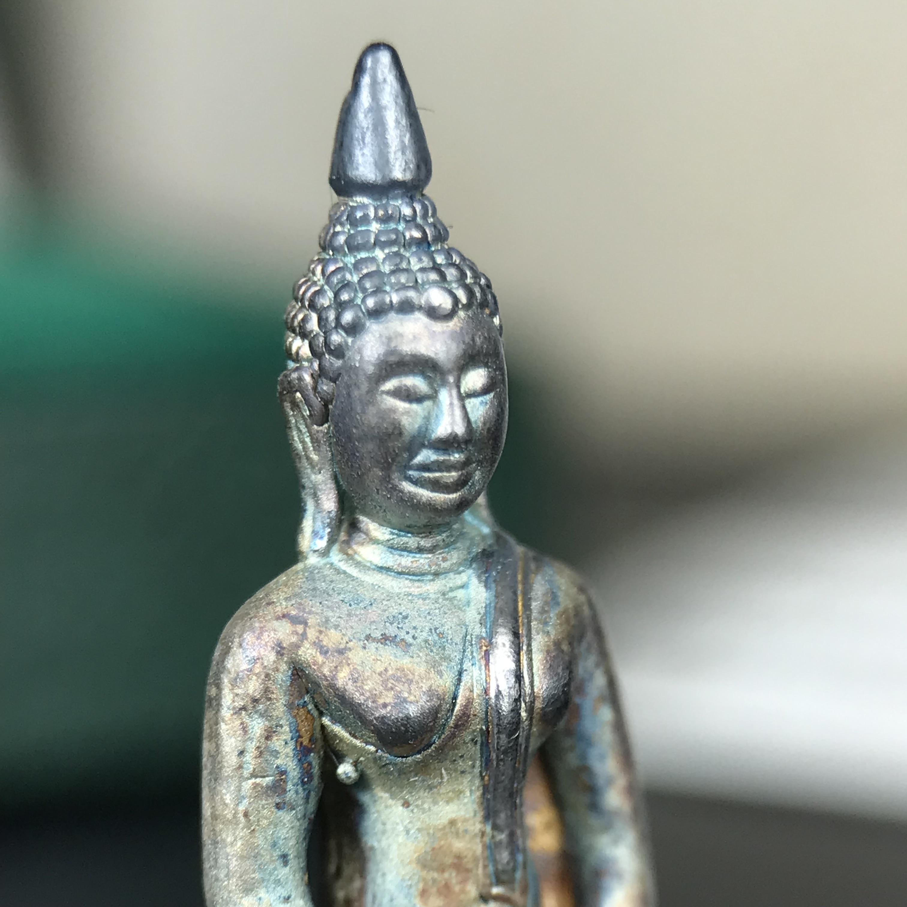 พระพุทธโสธร ภปร. รุ่นย้อนยุค สร้างพระอุโบสถ สมาคมชาวฉะเชิงเทรา จัดสร้าง ปี 2539 วโรกาสครองสิริราชสมบัติครบ 50 ปี เนื้อเงินทรายนวลขัดเงาบางส่วน(สภาพผิวเดิม ขึ้นสีรุ้งธรรมชาติ เก่าเก็บอย่าดี สวยมาก แบบนี้หายาก) พร้อมกล่องบรรจุและใบรับรองเดิม