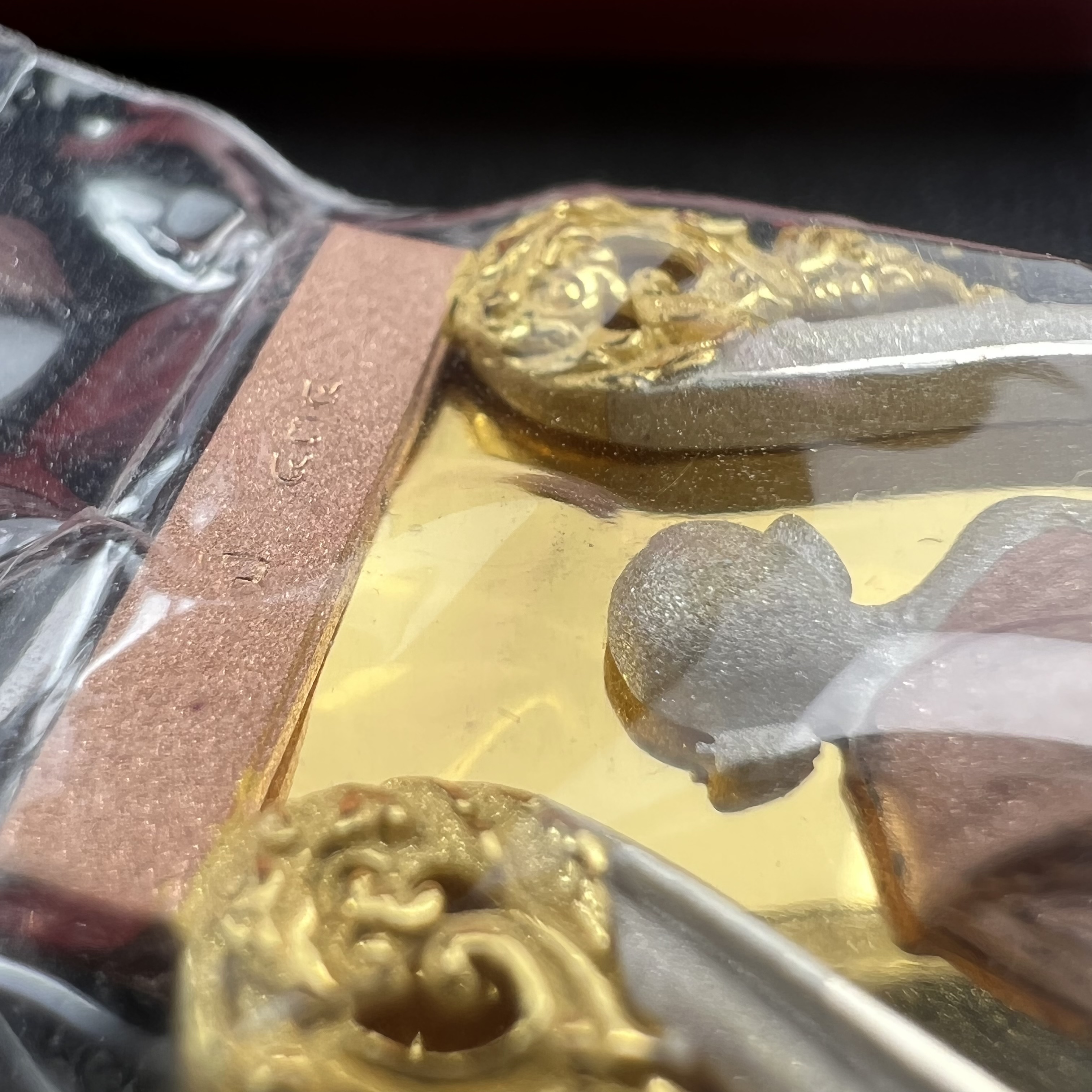 หลวงพ่อทวดเหยียบน้ำทะเลจืด รุ่นครบรอบกระทรวงกลาโหม 115 ปี พิธีปลุกเสก ณ มหาเจดีย์วัดพะโค๊ะ และบนเรือรบหลวงกองเรือยุทธการภาคที่ 2 กลางทะเล จังหวัดสงขลา ปี2545 เหรียญทรงเสมาเนื้อเงินสามกษัตริย์(ฉากพื้นหลังผิวกระจก) ตอกโค๊ตและหมายเลข ซีนซองเดิมกล่องบรรจุเดิม