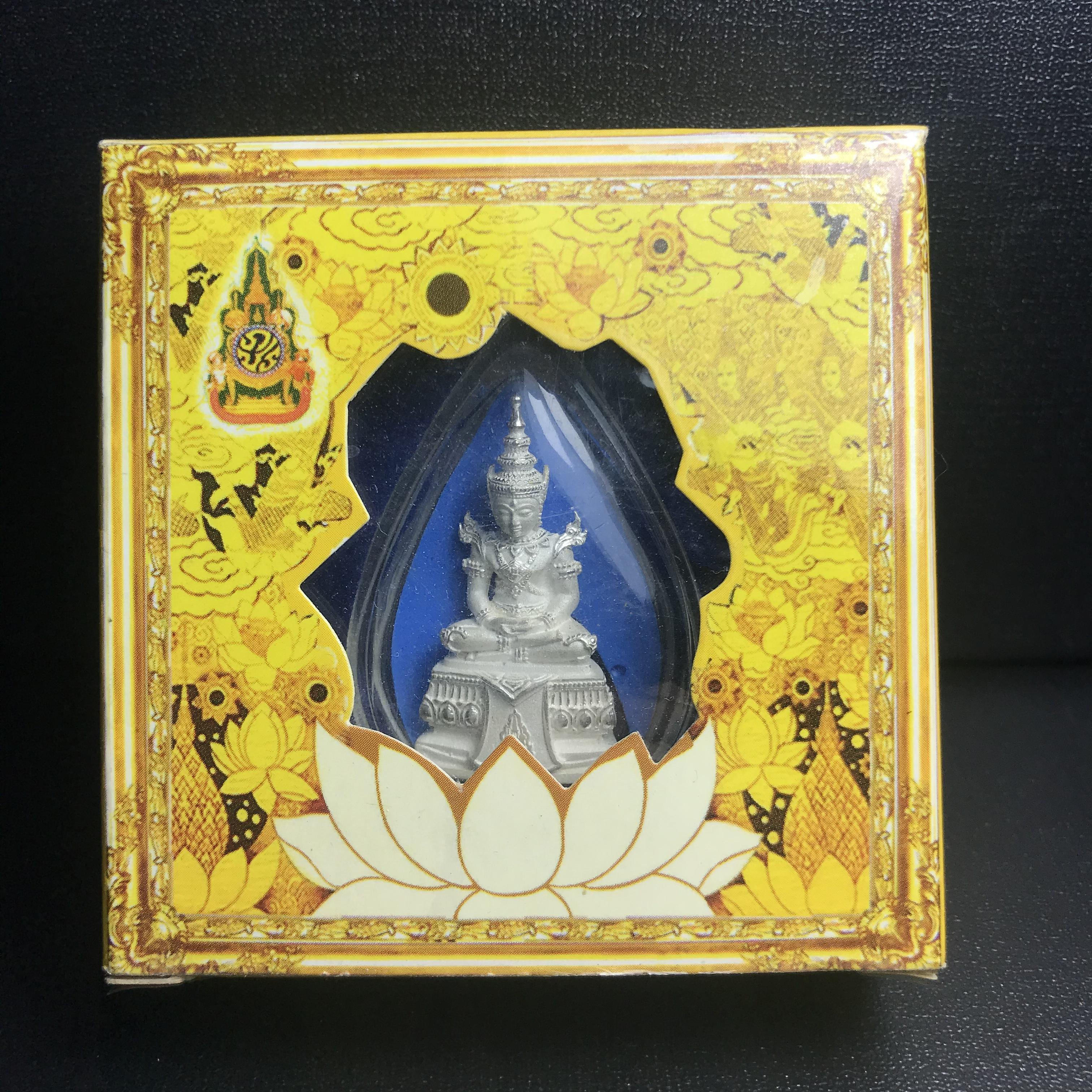 พระแก้วมรกต(จำลอง)ลอยองค์ ขนาดหน้าตัก 1/2 นิ้ว ทรงเครื่องฤดูร้อน เนื้อเงิน ตราสัญลักษณ์ฉลองสิริราชสมบัติ ครบ 60 ปี พ.ศ.2549(สภาพสวย ครบ สมบูรณ์))