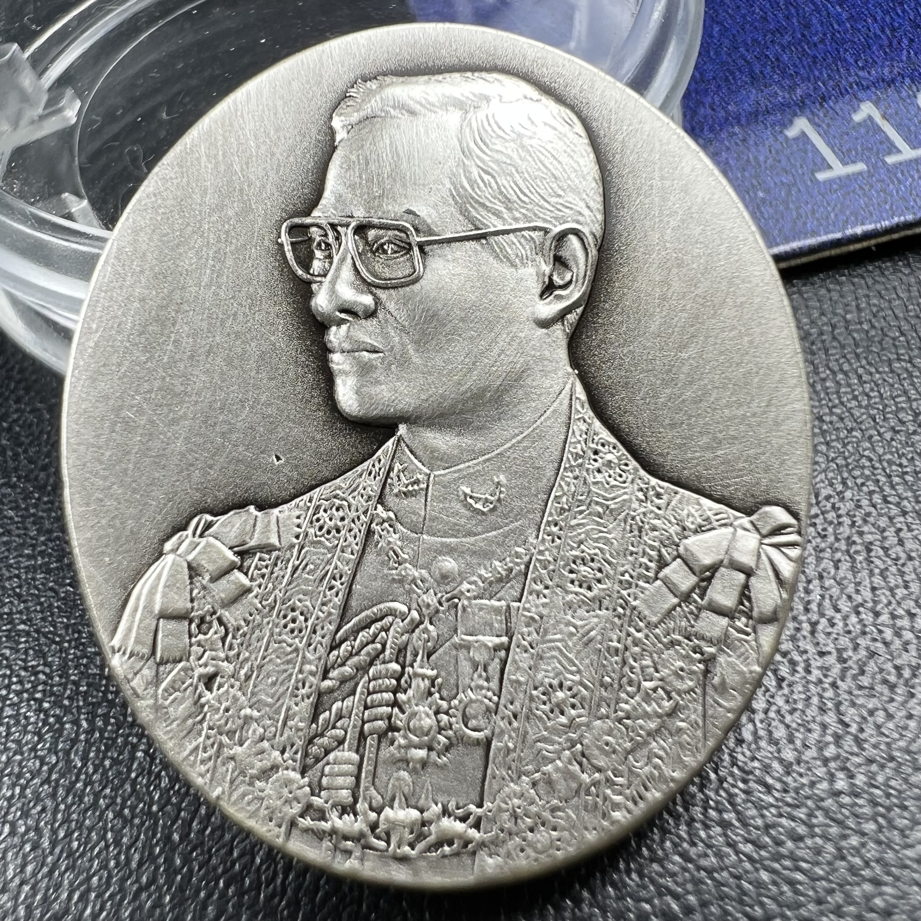 เหรียญ ร.9 เฉลิมพระเกียรติ 72 พรรษา 3 มิติโฮโลแกรม(รุ่นแรก) เหรียญนิเกิ้ลเคลือบเงิน 999(ชุบเงินรมดำ)(ผลิตจากโรงงานกษาปณ์ฮูกานินทร์ ประเทศสวิสเซอร์แลนด์) (สภาพสวยเดิมพร้อมซองบรรจุเดิม)หมายเลข11699(เลขสวย)