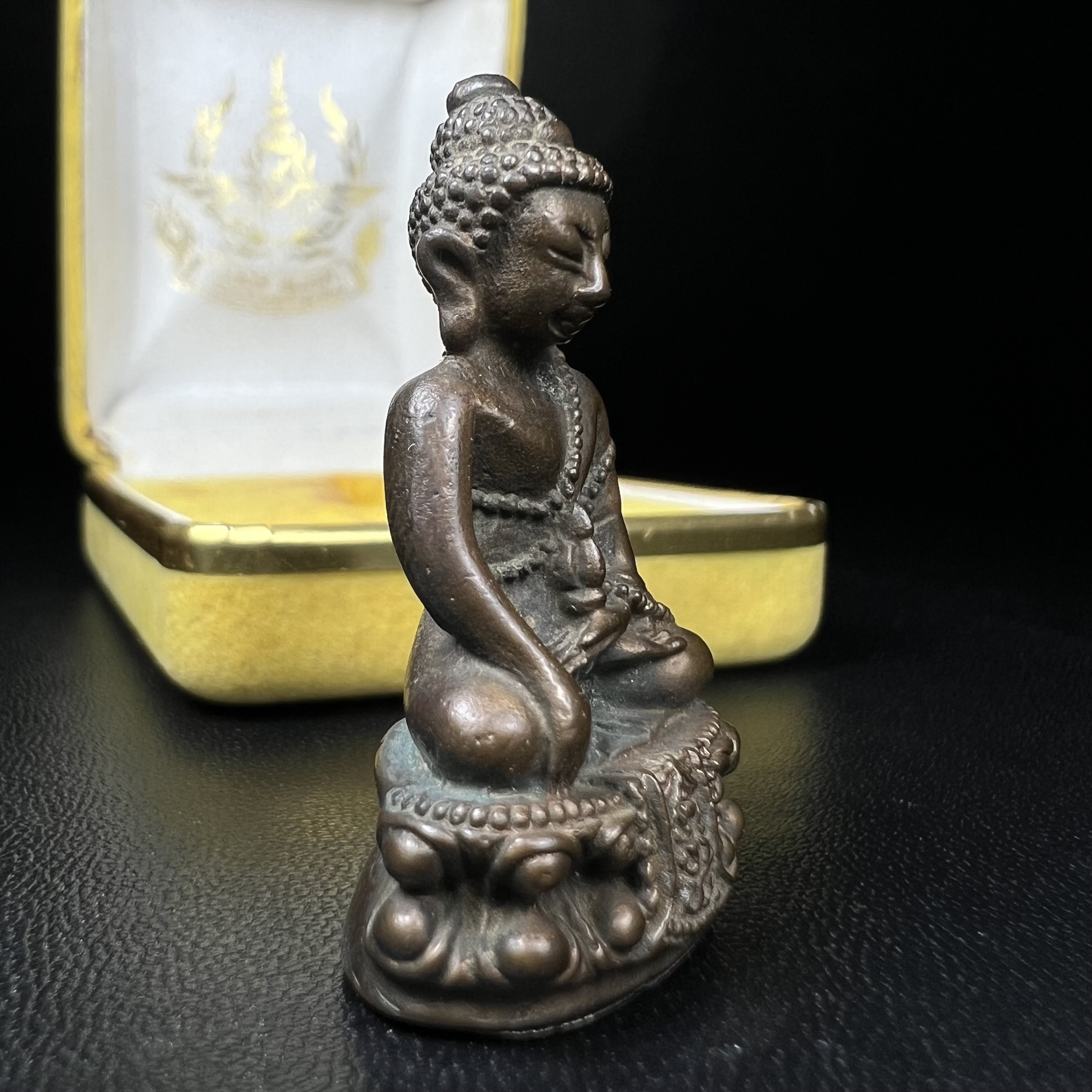 วัตถุมงคลคุ้มเกล้าฯ มหามงคลเฉลิมพระชนมพรรษา 6 รอบ รัชกาลที่ 9 ชุดพิเศษกรรมการ(หายาก) (ในหลวงรัชกาลที่9 ทรงจุดไฟพระฤกษ์และเททอง พิธีใหญ่)ยอดนิยมหายาก