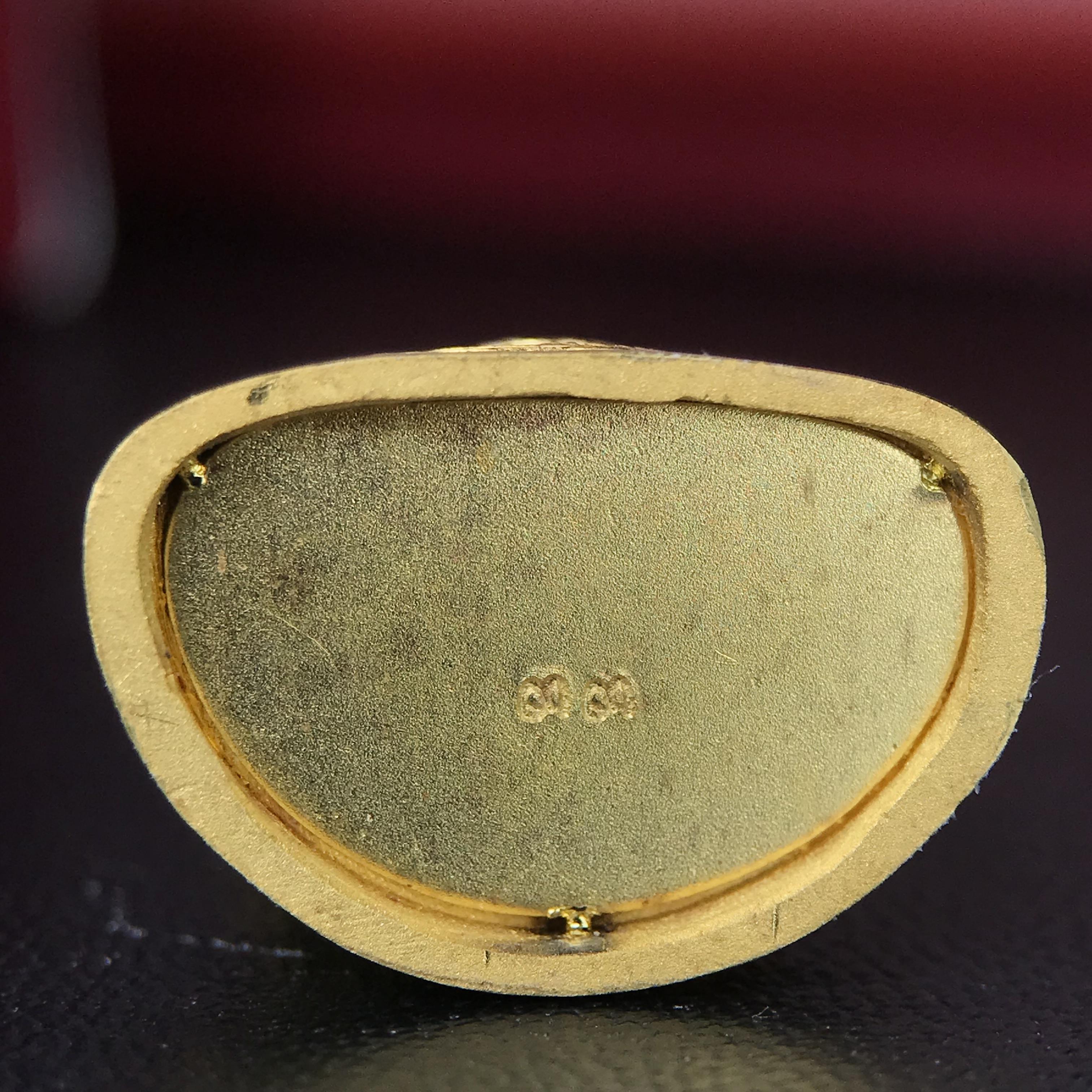 พระแก้วมรกต ภปร.(รุ่นแรก) ปี2545 รุ่นฉลองกรุงรัตนโกสินทร์ครบ 220 ปี พิมพ์ลอยองค์ใหญ่ เนื้อทองคำบริสุทธิ์ 96.5%(15.2 กรัม) ขนาด 19*35 มม.ครบสมบูรณ์(องค์หมายเลข ๓๓)(เลขคู่สวย)สุดยอดมงคลแผ่นดินที่ควรเก็บรักษา บูชาเป็นมงคลชีวิต(สวยงามและหายากมาก)(1ใน1000องค์)