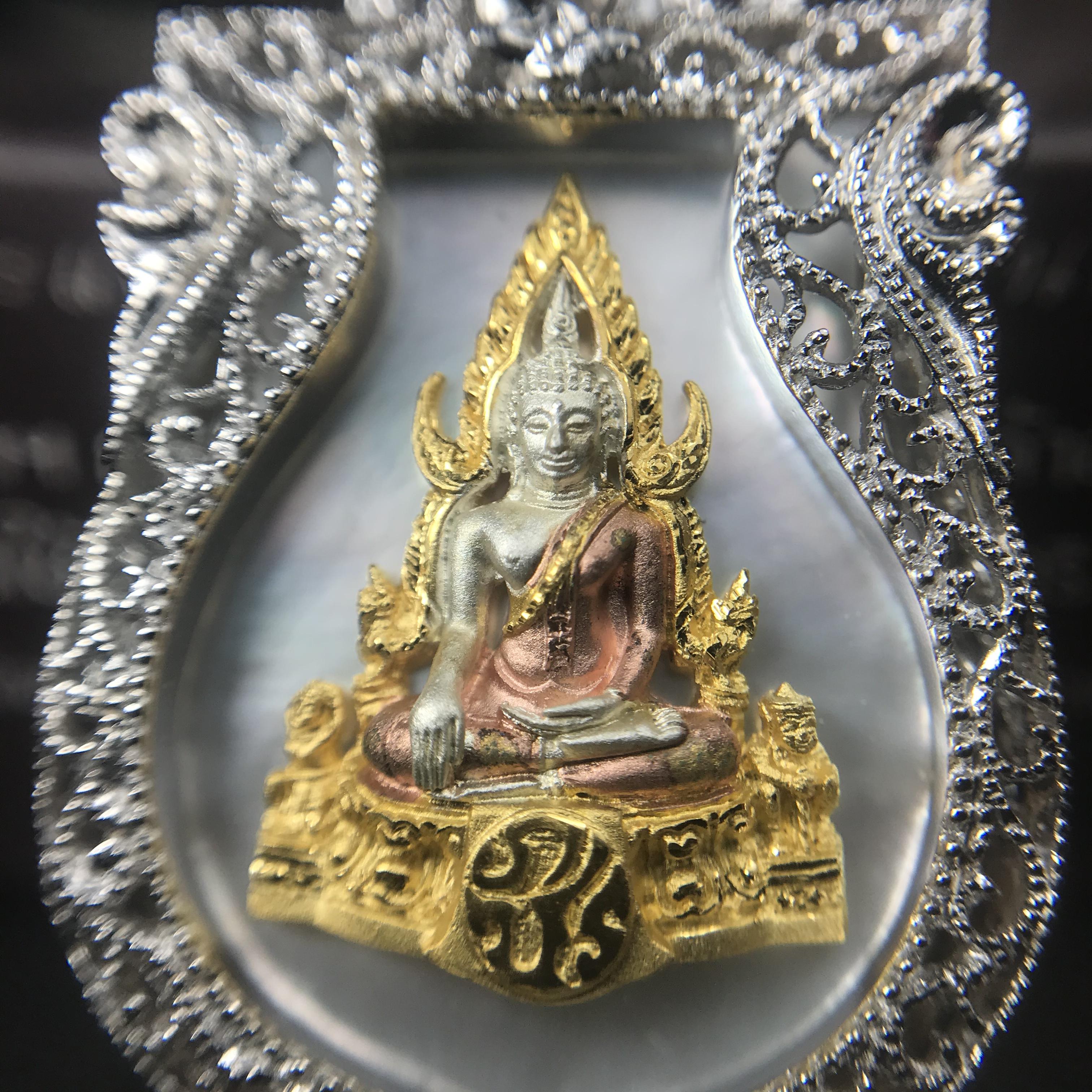 พระพุทธชินราช ภปร. โครงการ "เพราะแผ่นดินนี้ คือ แผ่นดินเกิด" ปี2548(รุ่นแรก) เหรียญทรงเสมา ขนาด 21 x 29 มม.เนื้อเงินสามกษัตริย์ องค์พระชุบสามกษัตริย์ ล้อมด้วยกรอบเงินชุบทองคำขาวสลักเสลาเป็นลวดลายละเอียดอ่อน ส่วนพื้นองค์พระเป็นเปลือกหอยมุขงดงาม