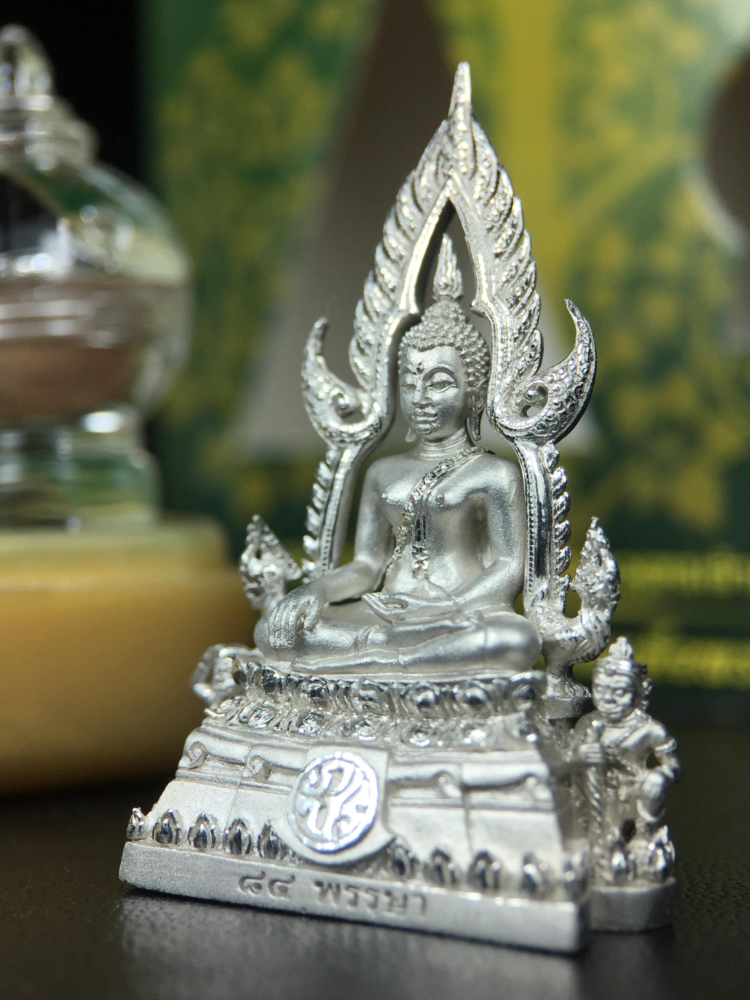 พระพุทธชินราช(จำลอง) ภปร. 84 พรรษา ปี 2554 เนื้อเงินชุบทองคำขาว พิมพ์กลางขนาดหน้าตัก 1/2 นิ้ว(พระราชทานมวลสาร จิตรลดาและเส้นพระเจ้า(เส้นผม)รัชกาลที่9)พุทธศิลป์ทรงคุณค่าอีกหนึ่งรุ่นยอดนิยม