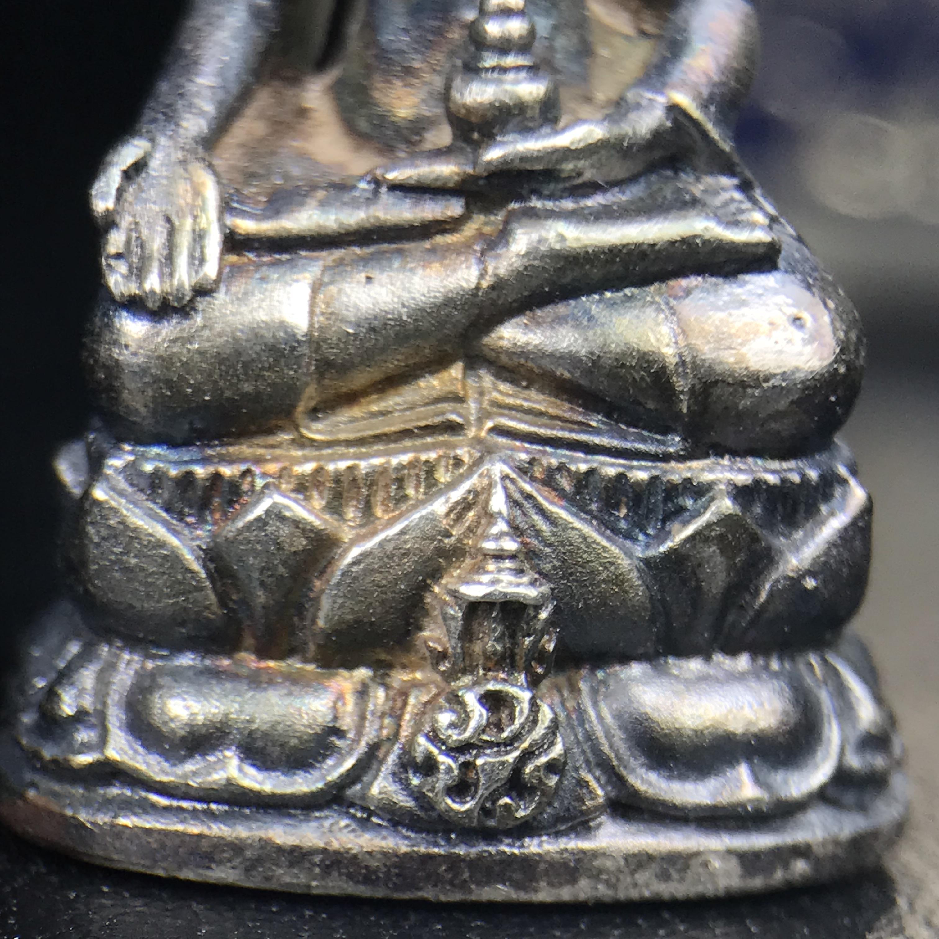 พระกริ่งไพรีพินาศ ภปร. รุ่นแรกของประเทศไทย วัดปทุมวนาราม ปี 2535 เนื้อเงิน(ผิวเดิม ผิวขึ้นรุ้งทั่วองค์ สวย งดงาม)(เข้มขลังทรงอานุภาพยิ่งใหญ่ กำราบศัตรูพ่ายสิ้น) ขนาดสูง 3 ซม. พร้อมกล่องบรรจุเดิมครบสมบูรณ์ (ในหลวงรัชกาลที่9เสด็จเททอง)(1ใน3000องค์)นิยมหายาก