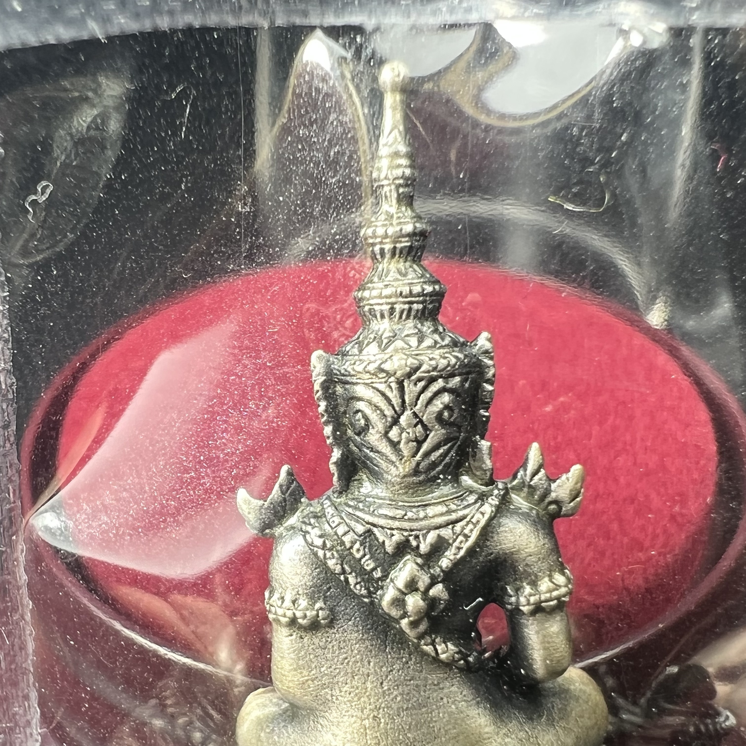 พระแก้วมรกต ภปร.(รุ่นแรก) ปี2545 รุ่นฉลองกรุงรัตนโกสินทร์ครบ 220 ปี พิมพ์ลอยองค์ใหญ่ เนื้ออัลปาก้า ชุบเงินลงดำ ขนาด 19*35 มม. พร้อมครอบตั้งโชว์เดิม องค์พระซีนซองเดิม สวยครบสมบูรณ์