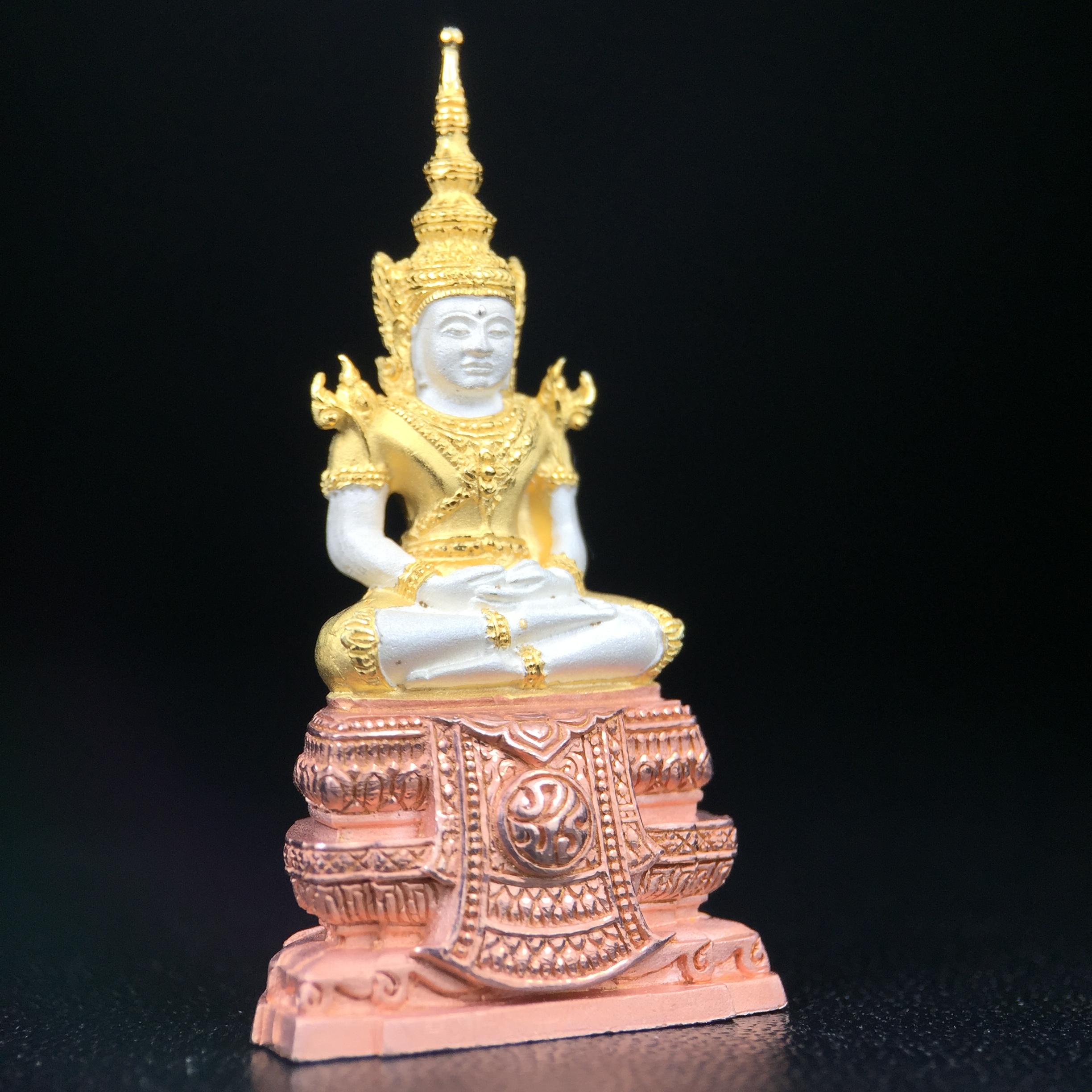 พระแก้วมรกต ภปร. ปี2547 จัดสร้างโดย รพ.ภูมิพลฯ เนื้อเงิน (3 กษัตริย์)ลอยองค์ หน้าตัก 1/2 นิ้ว งดงามทรงคุณค่าอีกหนึ่งรุ่นยอดนิยม หายาก