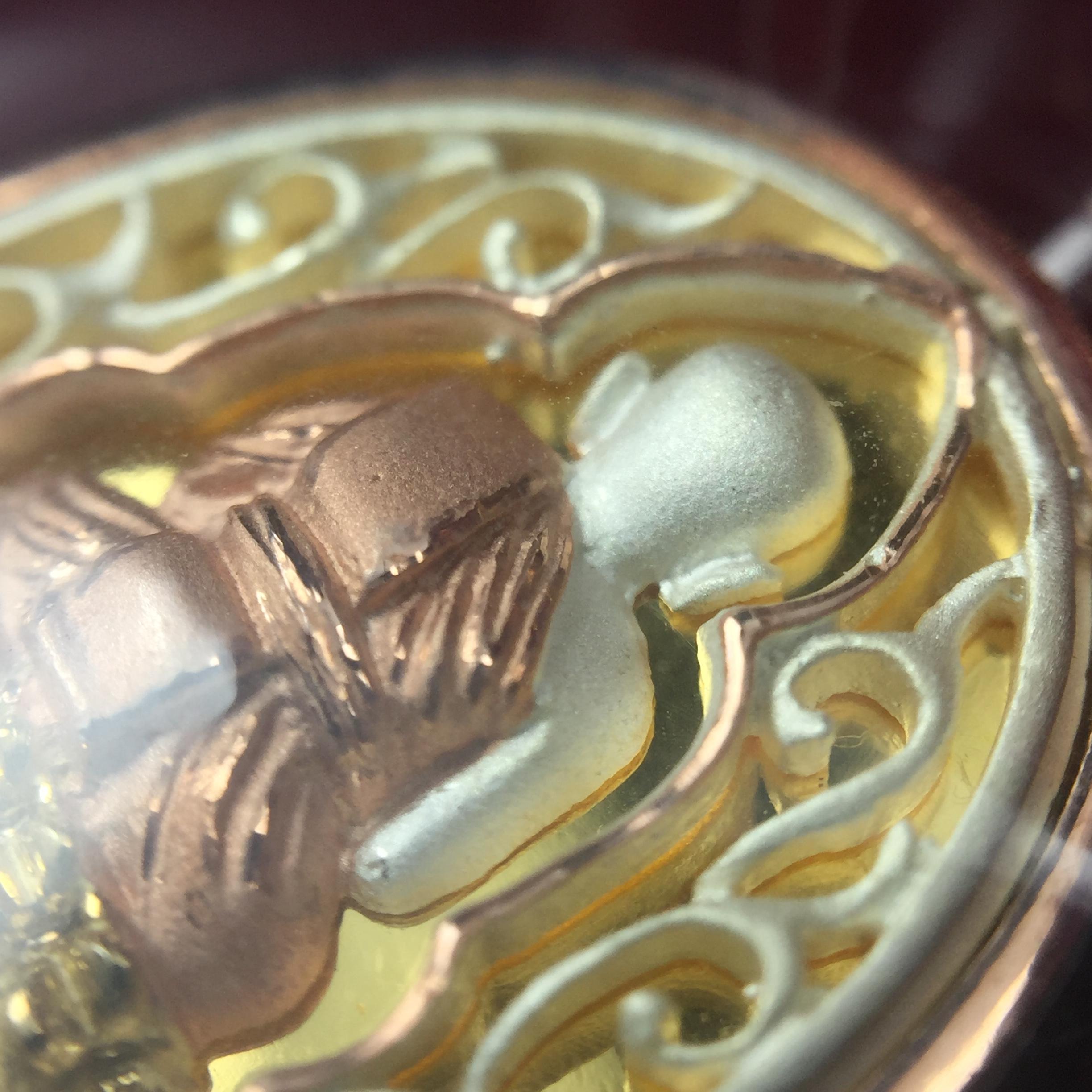 เหรียญหลวงพ่อทวด รุ่นมงคลบารมี วัดประสาทบุญญาวาส ปี 2545 เนื้อเงินสามกษัตริย์ พิมพ์ทรงรูปไข่เล็ก(ขนาด 2.0*1.8 ซม.)ฉลุลายฉากพี้นหลังสีทองสวยงาม ตอกโค๊ตมีหมายเลข พร้อมกล่องบรรจุเดิม