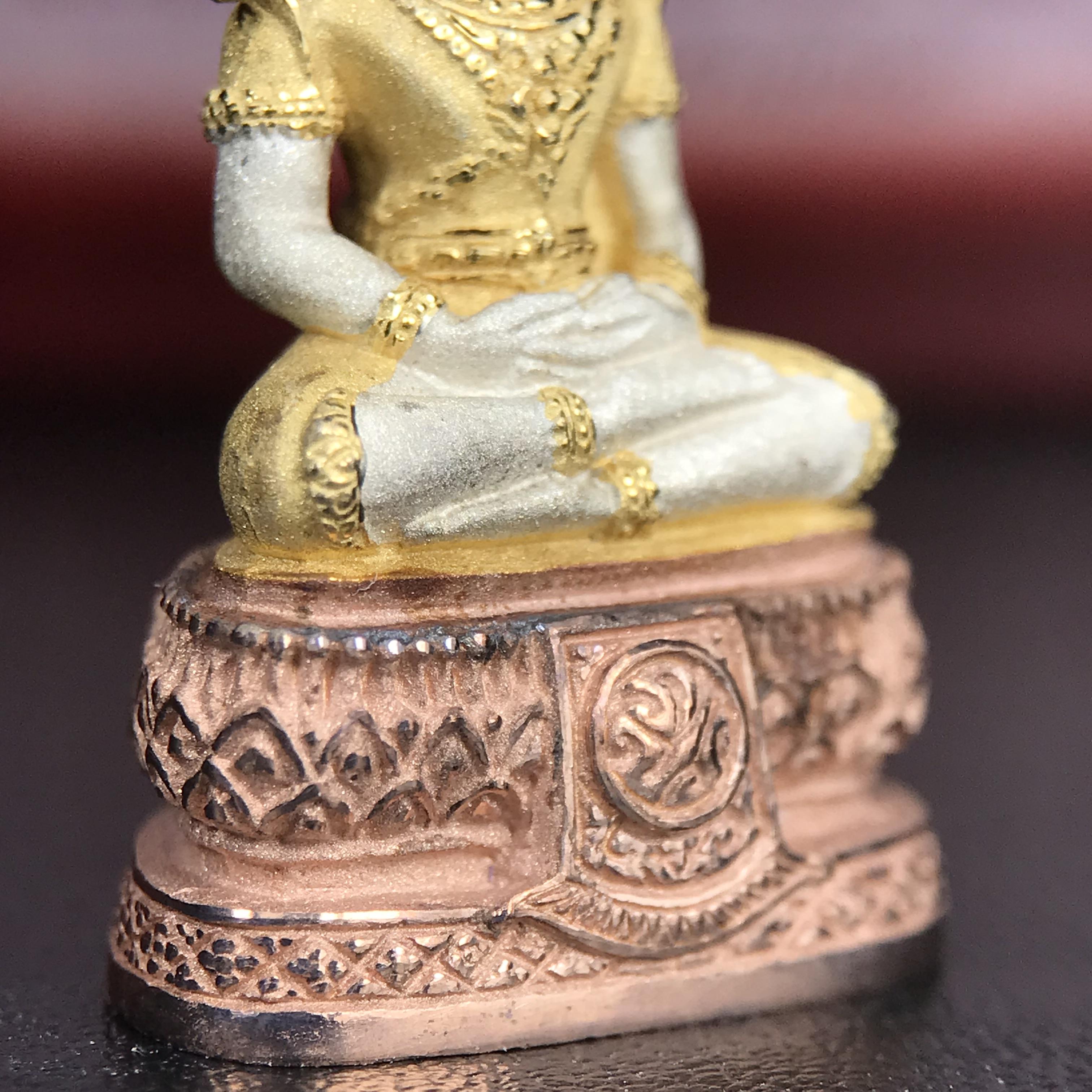 พระแก้วมรกต ภปร.(รุ่นแรก) ปี2545 จัดสร้างในมหาวโรกาส พระบาทสมเด็จพระเจ้าอยู่หัวรัชกาลที่ 9 ครบรอบ 75 พรรษา และฉลองกรุงรัตนโกสินทร์ครบ 220 ปี พิมพ์ลอยองค์ใหญ่ เนื้อเงินบริสุทธิ์ 92.5%(สามกษัตริย์) ขนาด 19*35 มม. พร้อมกล่อง สวยครบสมบูรณ์(องค์หมายเลข ๑๙๘)