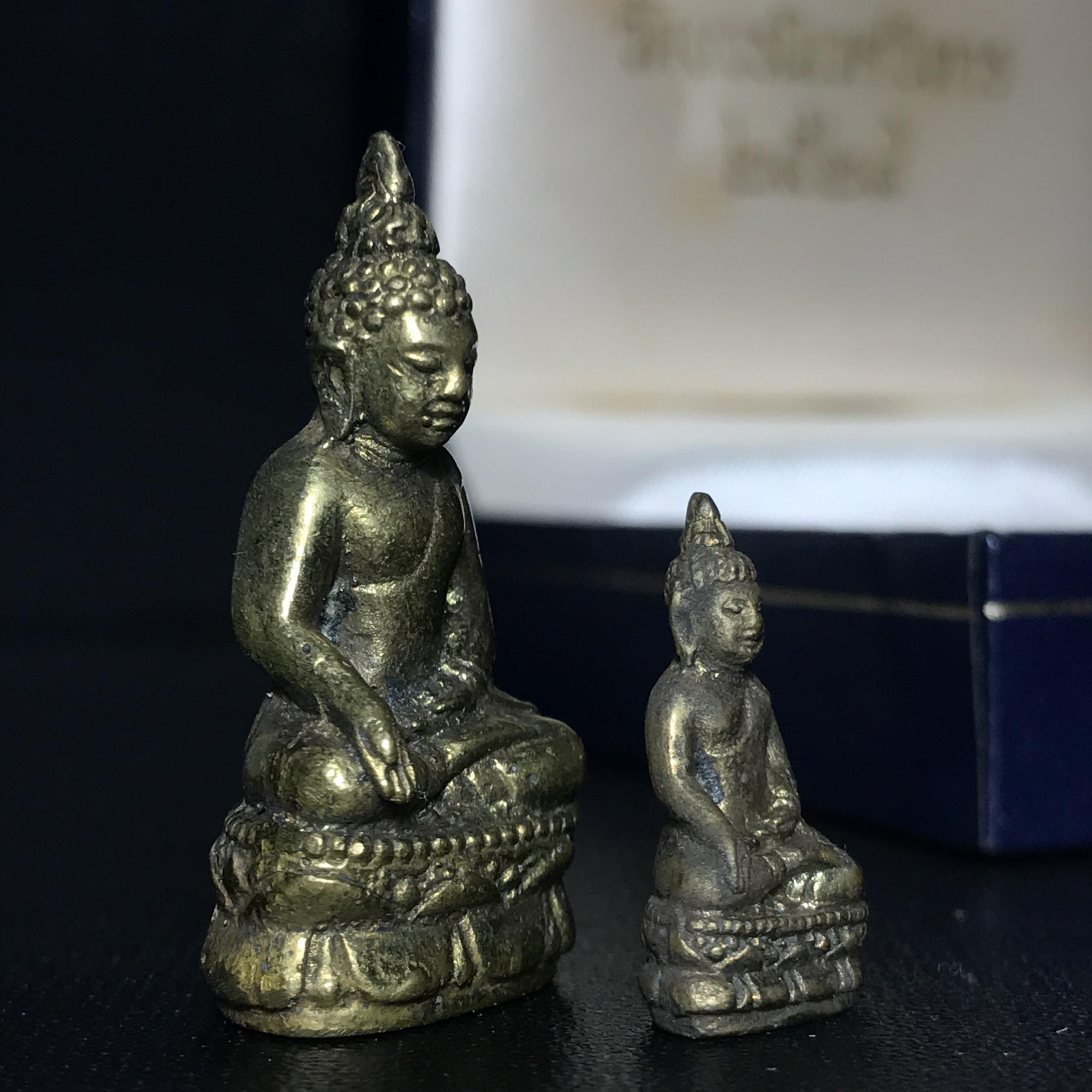 พระกริ่ง-พระชัยวัฒน์ไพรีพินาศ วัดบวรนิเวศวิหาร รุ่นผ้าป่าสิงห์บุรี ปี2528(กล่องหนังนิยม)(พระชุดหลักสายสมเด็จพระญาณสังวร สมเด็จพระสังฆราชองค์ที่19)(1ใน 1500ชุด)สภาพสวยกล่องบรรจุเดิม