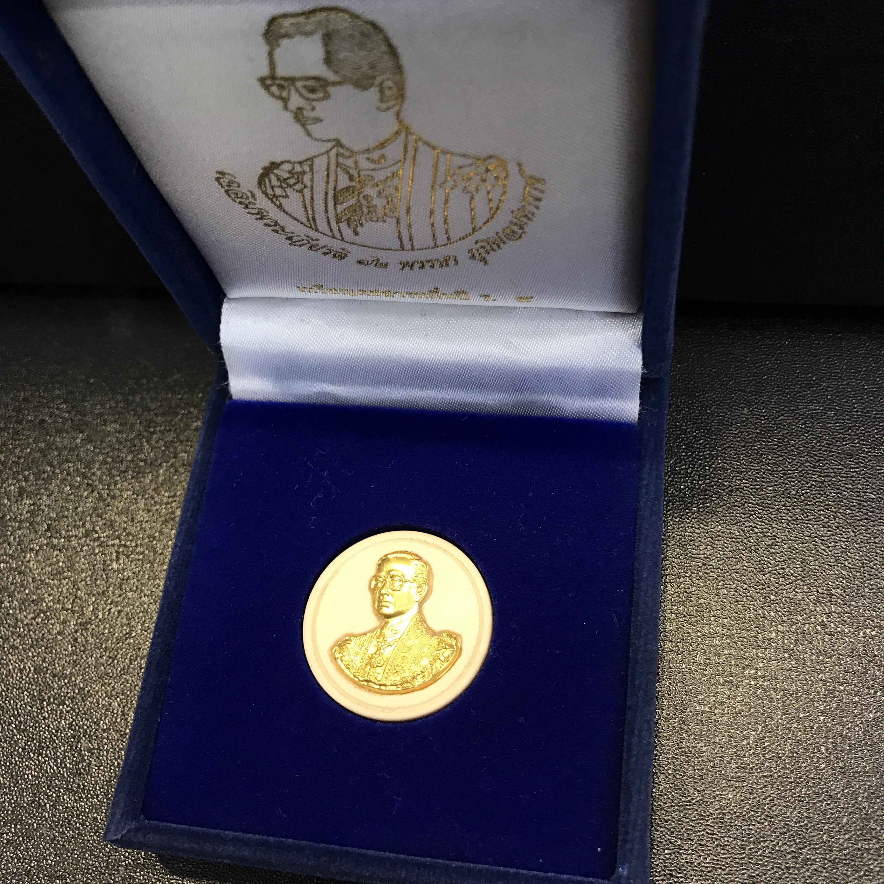 พระบรมฉายาลักษณ์ คชสารหมื่นปี ร.9 หน้ากากทองคำ ปี 2542(หายาก)