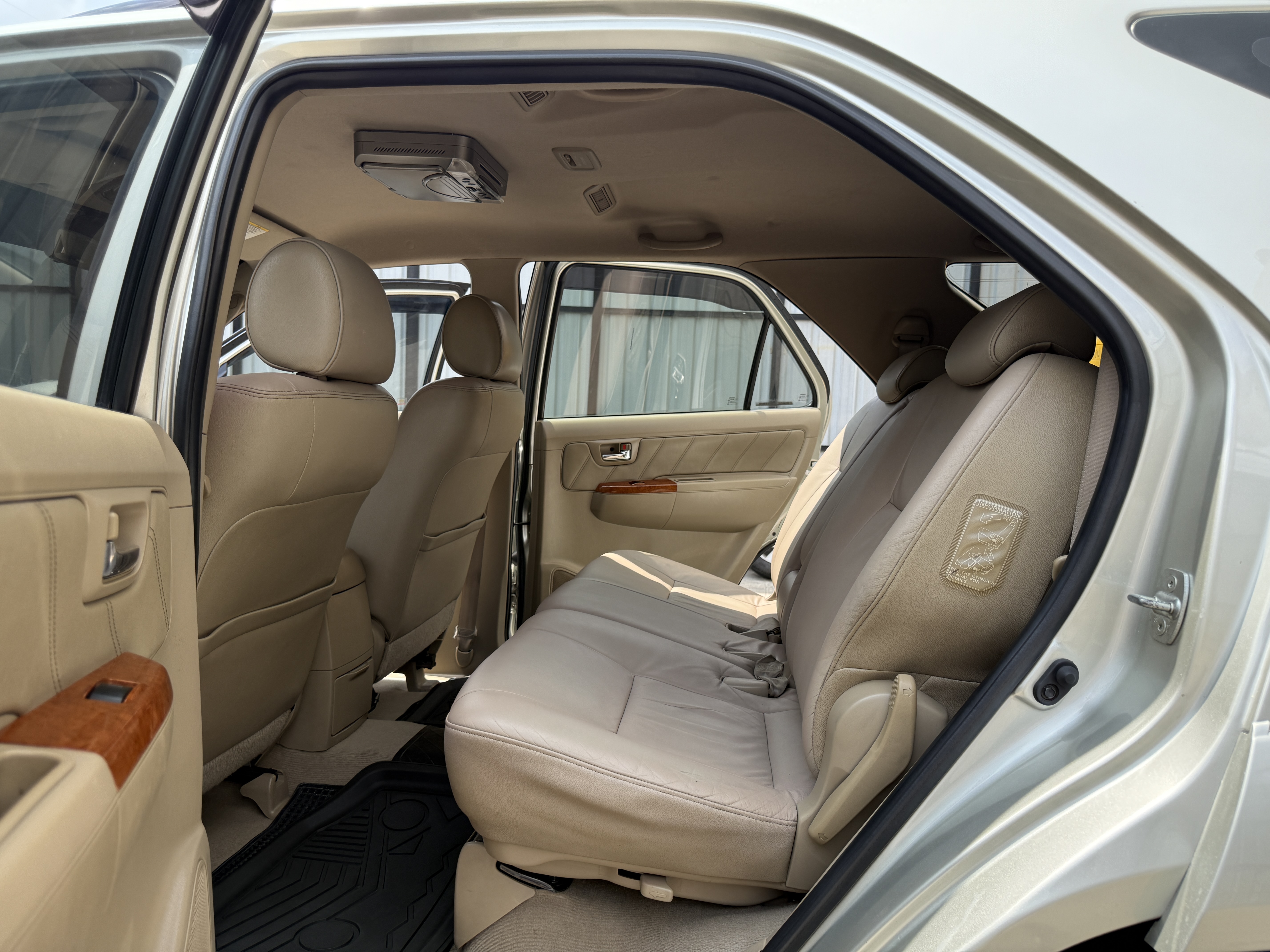 Toyota Fortuner 3.0 V 2WD At 2010 เงิน