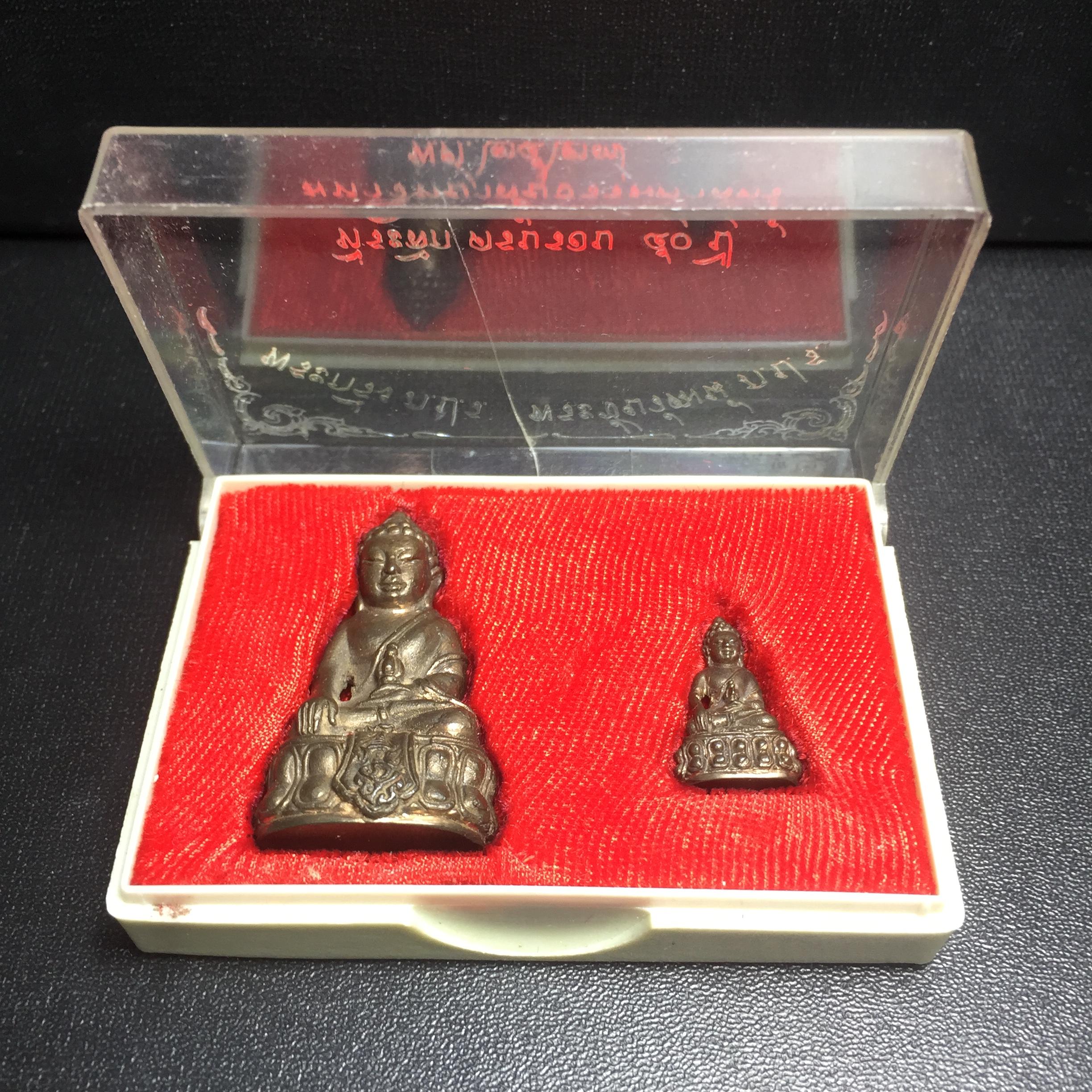 พระกริ่ง-พระชัยวัฒน์ ภปร. ธรรมศาสตร์ 50ปี เนื้อนวโลหะ ปี2527(ในหลวงรัชกาลที่9 เสด็จเททอง)(หายาก)(1ใน677ชุด)