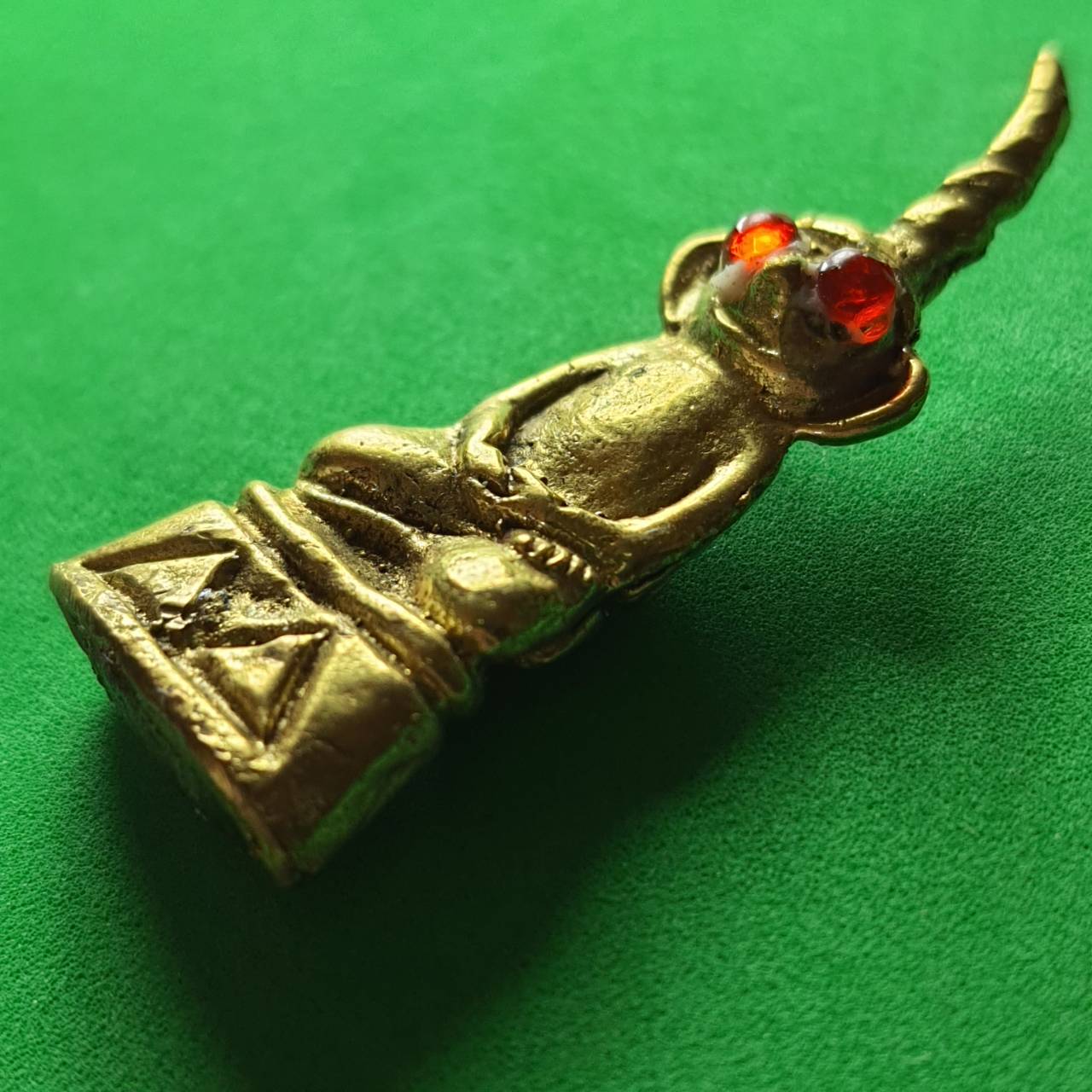 ของเสน่ห์ งั่งตาแดงหลังยันต์ งั่ง งั่งมหาเสน่ห์ งั่งตาแดง