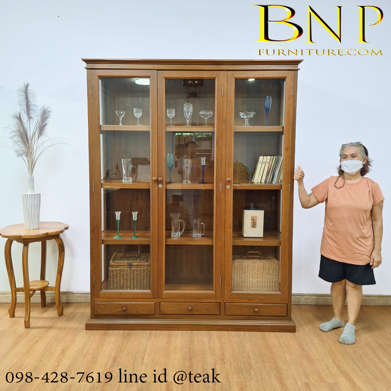 ตู้โชว์ไม้สัก รุ่น บุญยืน