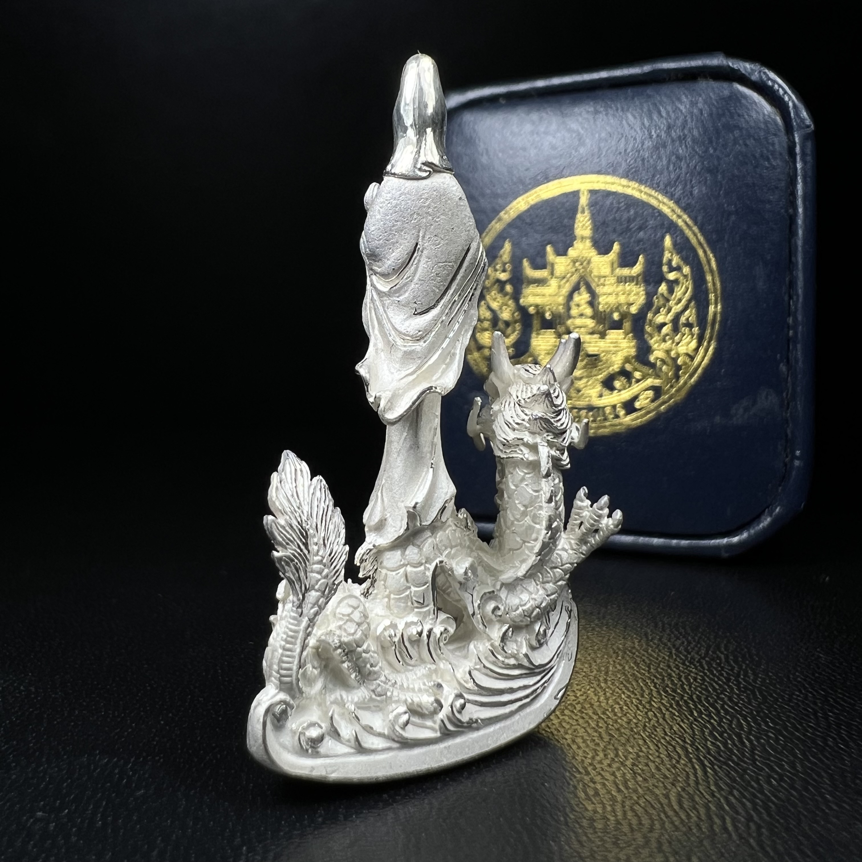 รูปหล่อลอยองค์พระโพธิสัตว์กวนอิม ทรงประทับมังกร จ.ระนอง เนื้อเงิน พิมพ์ใหญ่(สภาพผิว สวยงดงาม ทรงคุณค่า) เฉลิมฉลองในวโรกาสที่พระบาทสมเด็จพระเจ้าอยู่หัวทรงครองสิริราชสมบัติครบ 50 ปี จ.ระนอง พ.ศ.2539