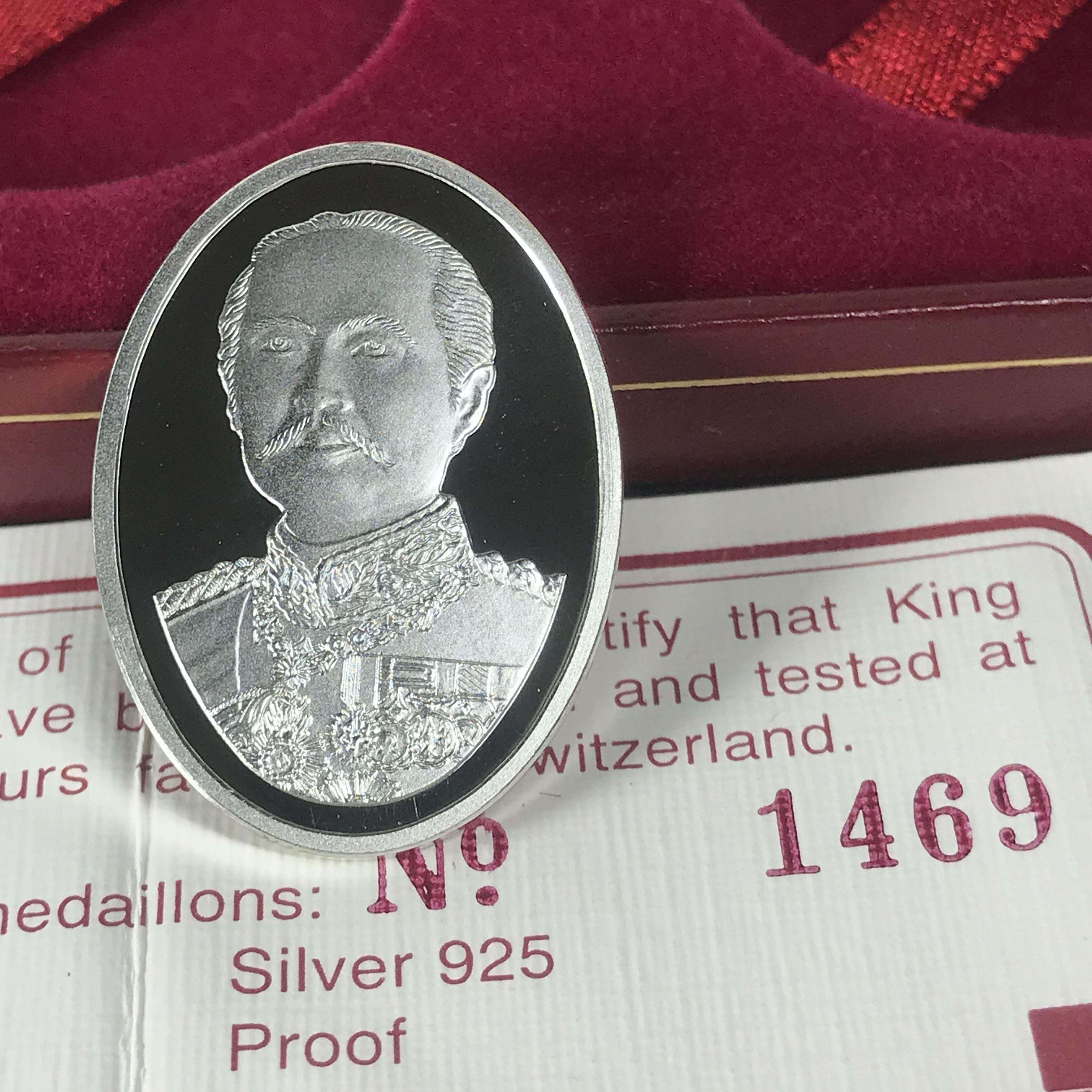 เหรียญ ร.5 วัดสุทัศน์ SWITZERLAND รุ่นแรก ปี 2538 บล็อกนอก ผลิตจากโรงกษาปณ์ฮูกานิน สวิตเซอร์แลนด์ 1 ชุดมี 3 เนื้อ (เงินขัดเงา+กะไหล่ทองขัดเงา+ทองแดงบริสุทธิ์ขัดเงา) ขนาด 21×29 มม. ครบชุดพิมพ์เล็กหมายเลขเดียวกันพร้อมกล่องและใบรับรองเดิม(1 ใน 2000 ชุด)