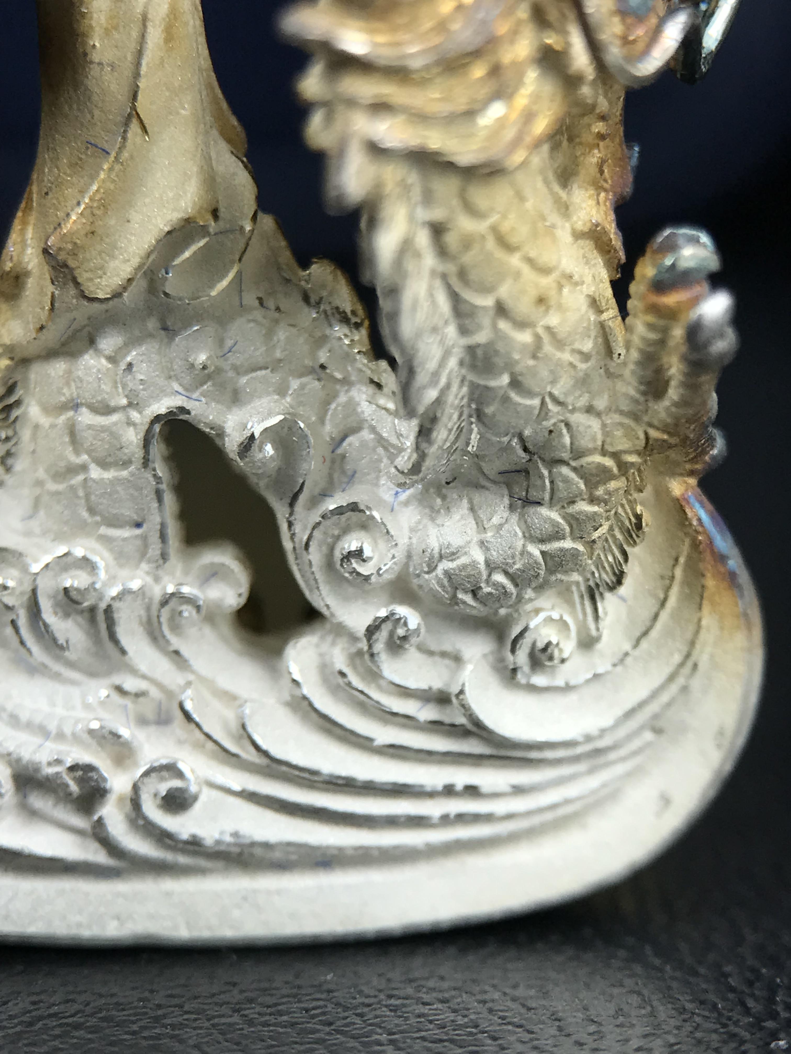 รูปหล่อลอยองค์พระโพธิสัตว์กวนอิม ทรงประทับมังกร จ.ระนอง ปี 2539 เนื้อเงิน พิมพ์ใหญ่(ผิวรุ้งไฟ)(สภาพผิวเดิมขึ้นสีรุ้งธรรมชาติสวยแบบนิยม)(เสน่ห์พระเนื้อเงินสีสันที่ธรรมชาติสรรค์สร้าง)เฉลิมฉลองในวโรกาสที่พระบาทสมเด็จพระเจ้าอยู่หัวทรงครองสิริราชสมบัติครบ50ปี