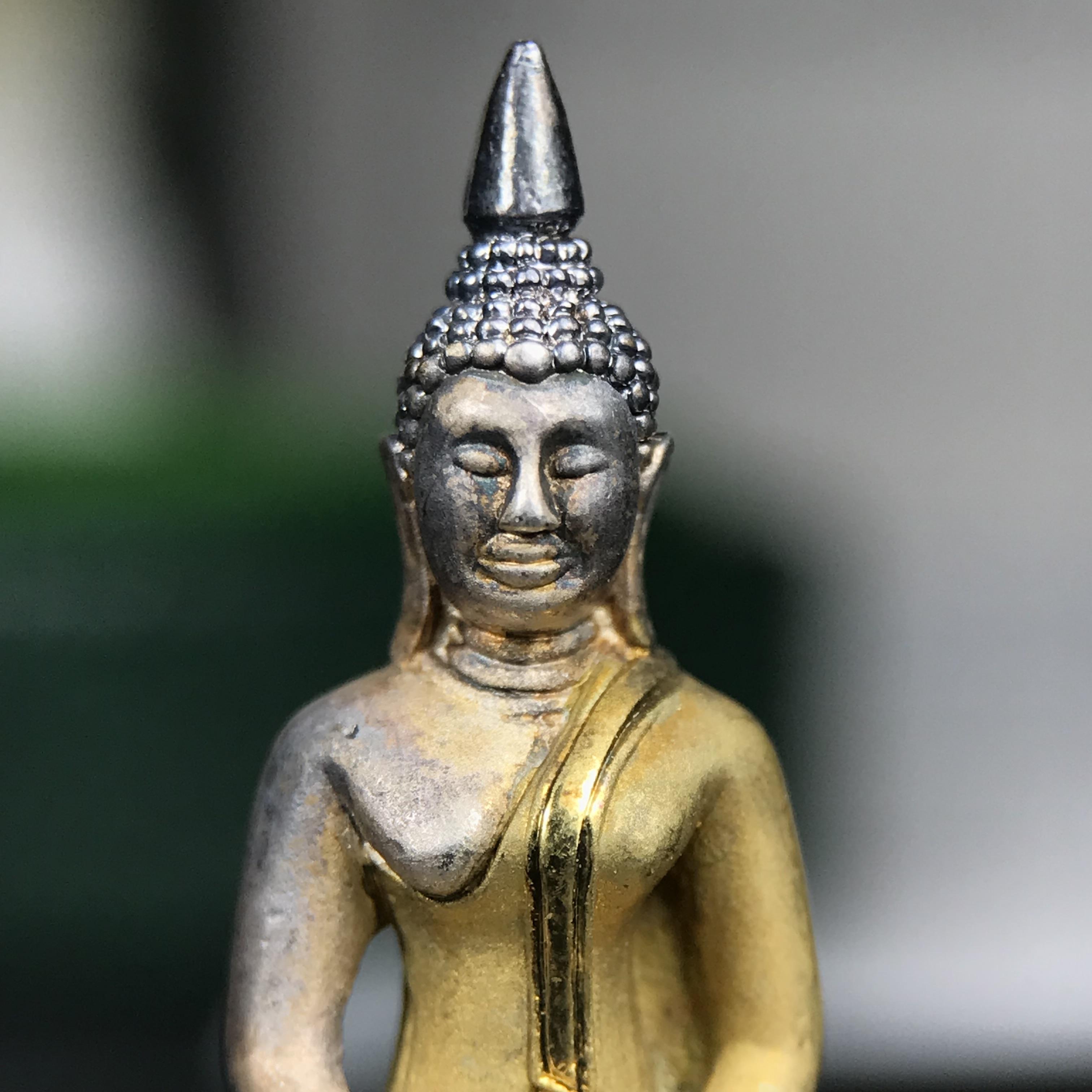 พระพุทธโสธร ภปร. รุ่นย้อนยุค สร้างพระอุโบสถ สมาคมชาวฉะเชิงเทรา จัดสร้าง ปี 2539 วโรกาสครองสิริราชสมบัติครบ 50 ปี เนื้อเงินชุบสามกษัตริย์ทรายนวลขัดเงาบางส่วน(สภาพผิวเดิม เก่าเก็บอย่าดี สวยมาก แบบนี้หายาก) พร้อมกล่องบรรจุและใบรับรองเดิมครบสมบูรณ์