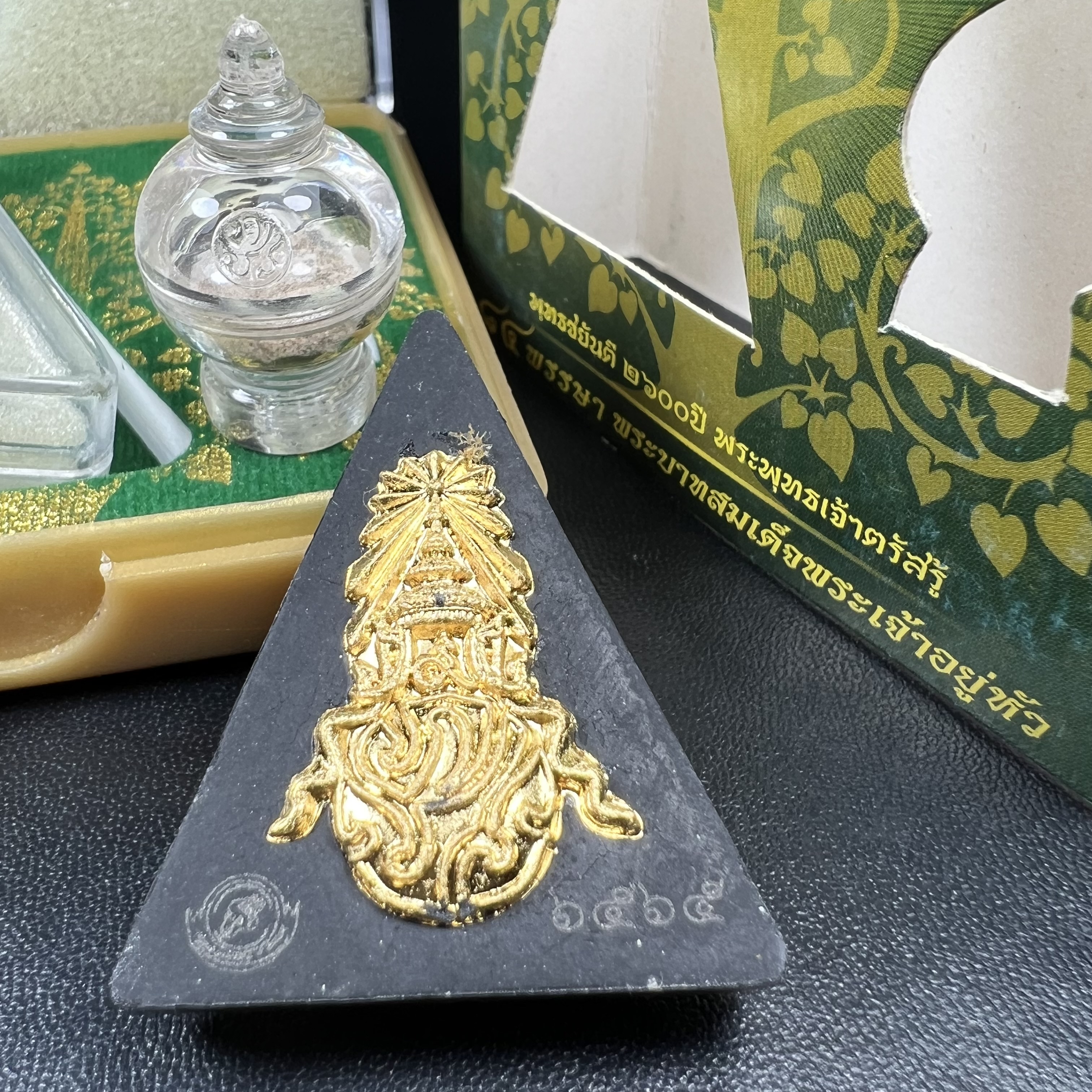 พระพุทธชินราช(จำลอง)ภปร. 84พรรษา เนื้อผงปิดทองด้านหน้า หลัง ภ.ป.ร. ยิงทอง(พระราชทานมวลสาร จิตรลดาและเส้นพระเจ้า ร.9(เส้นผม))ทรงคุณค่าอีกหนึ่งรุ่นยอดนิยม