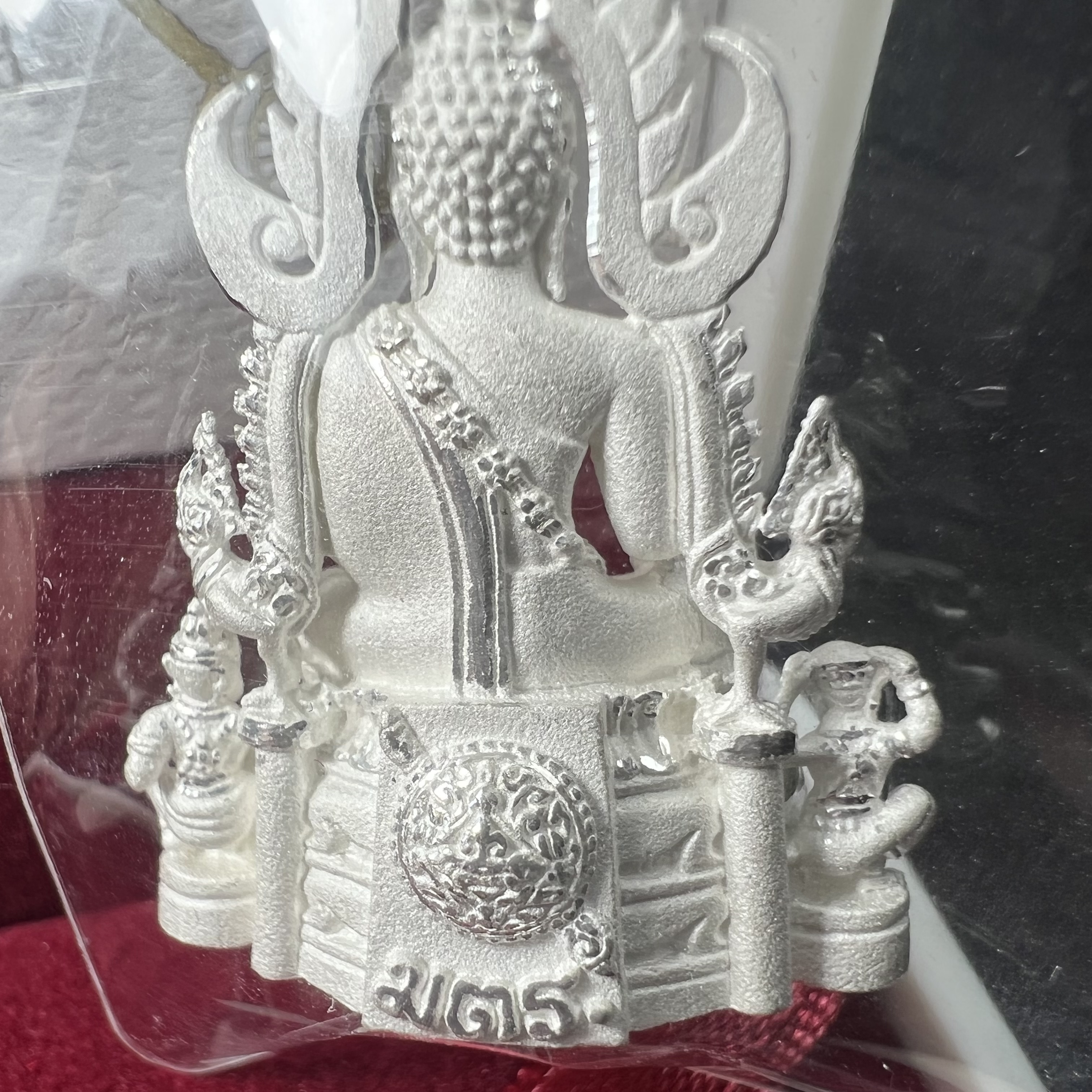 พระพุทธชินราช รุ่น ประวัติศาสตร์ มูลนิธิเพื่อตำรวจไทยจัดสร้าง ปี 2562 เนื้อเงินขัดเงา พิมพ์พระพุทธชินราช ลอยองค์ แบบจิวเวอร์รี่(ขนาดสูง 3.5 ซม.) (สภาพ สวย ซีนซองเดิม กล่องบบรรจุเดิมครบสมบูรณ์)