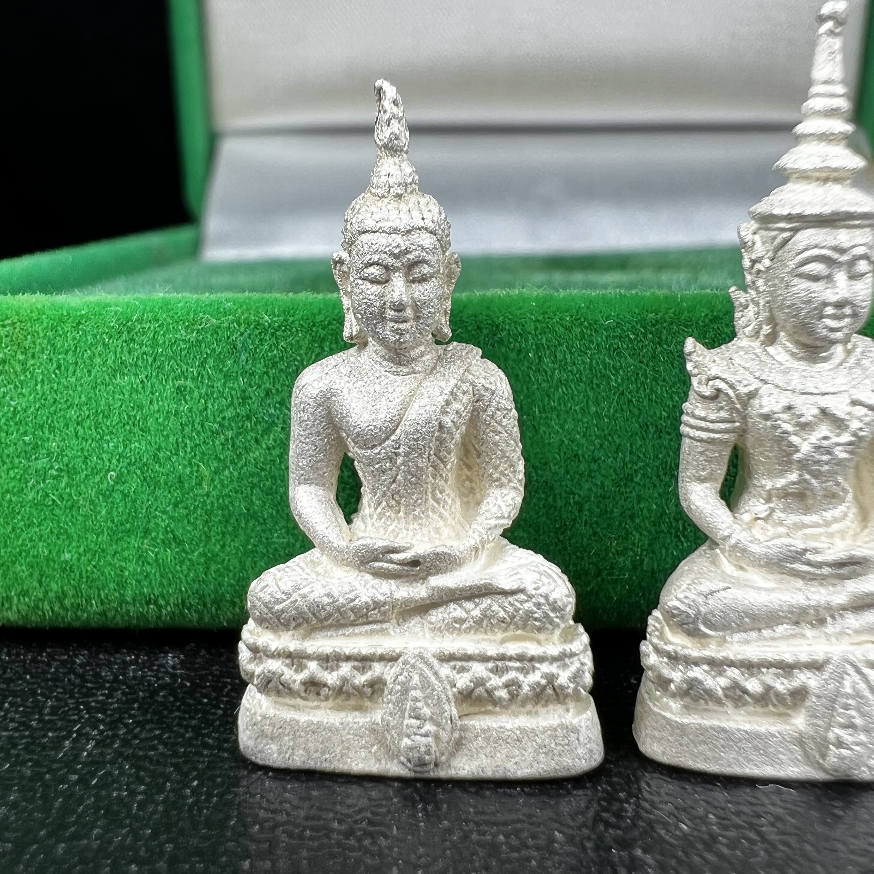 พระแก้วมรกต สธ. วัดบวรนิเวศวิหาร พ.ศ.2538 รูปเหมือนลอยองค์พระแก้วมรกต ชุดเงินบริสุทธิ์ ทรงเครื่อง 3 ฤดู (มีโค็ด หมายเลขกำกับชุดที่ 1396)พิมพ์ใหญ่ 3 องค์ 3 ฤดู ร้อน ฝน หนาว(1 ใน 2000 ชุด)หายาก