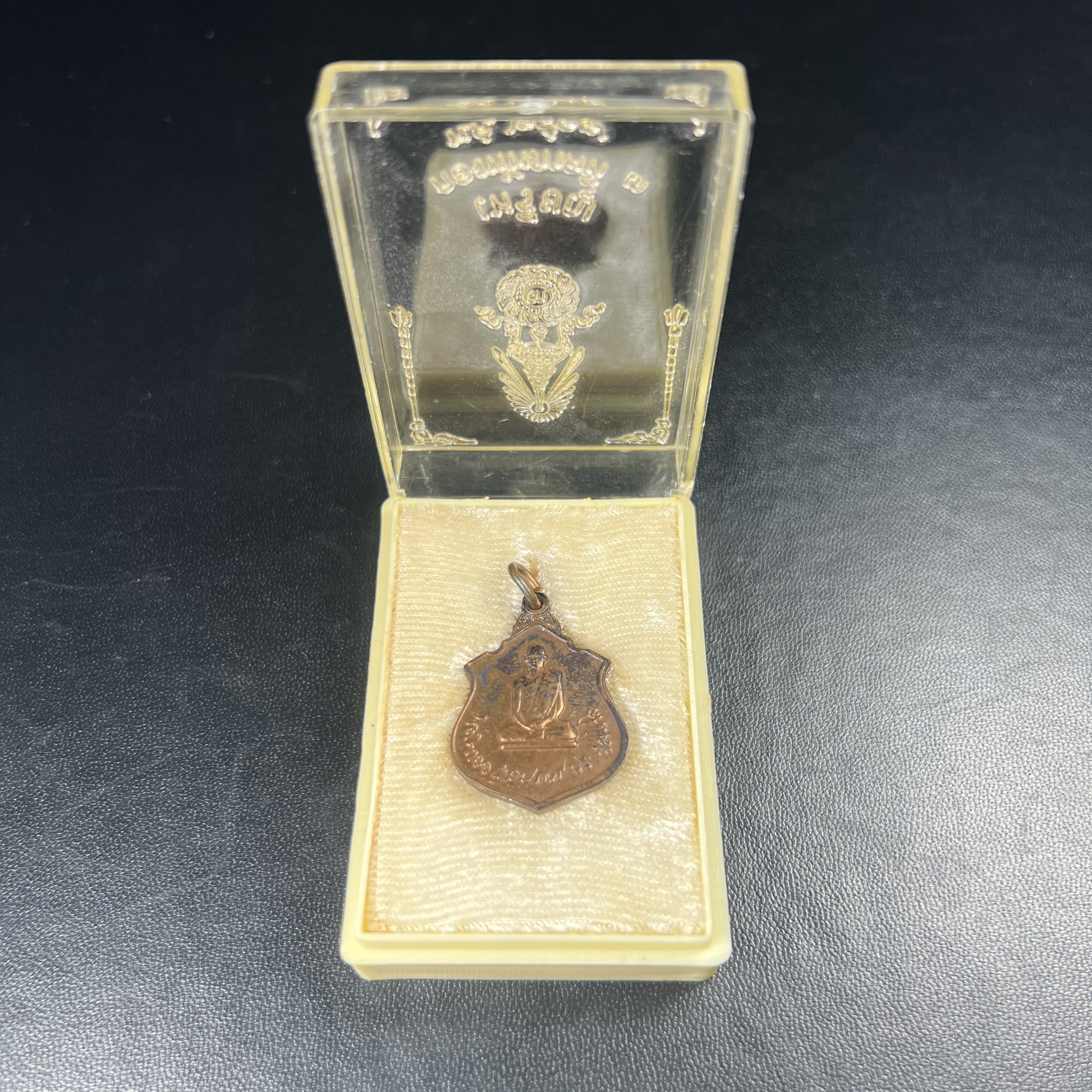 เหรียญในหลวงทรงผนวช-พระพุทธชินราช กองทัพภาคที่3จัดสร้าง ปี2517 เนื้อนวโลหะกล่องเดิม(สภาพคัดสวย)(หายาก)(ในหลวง ร.9 เสด็จในพิธี)(1ใน5000เหรียญ))