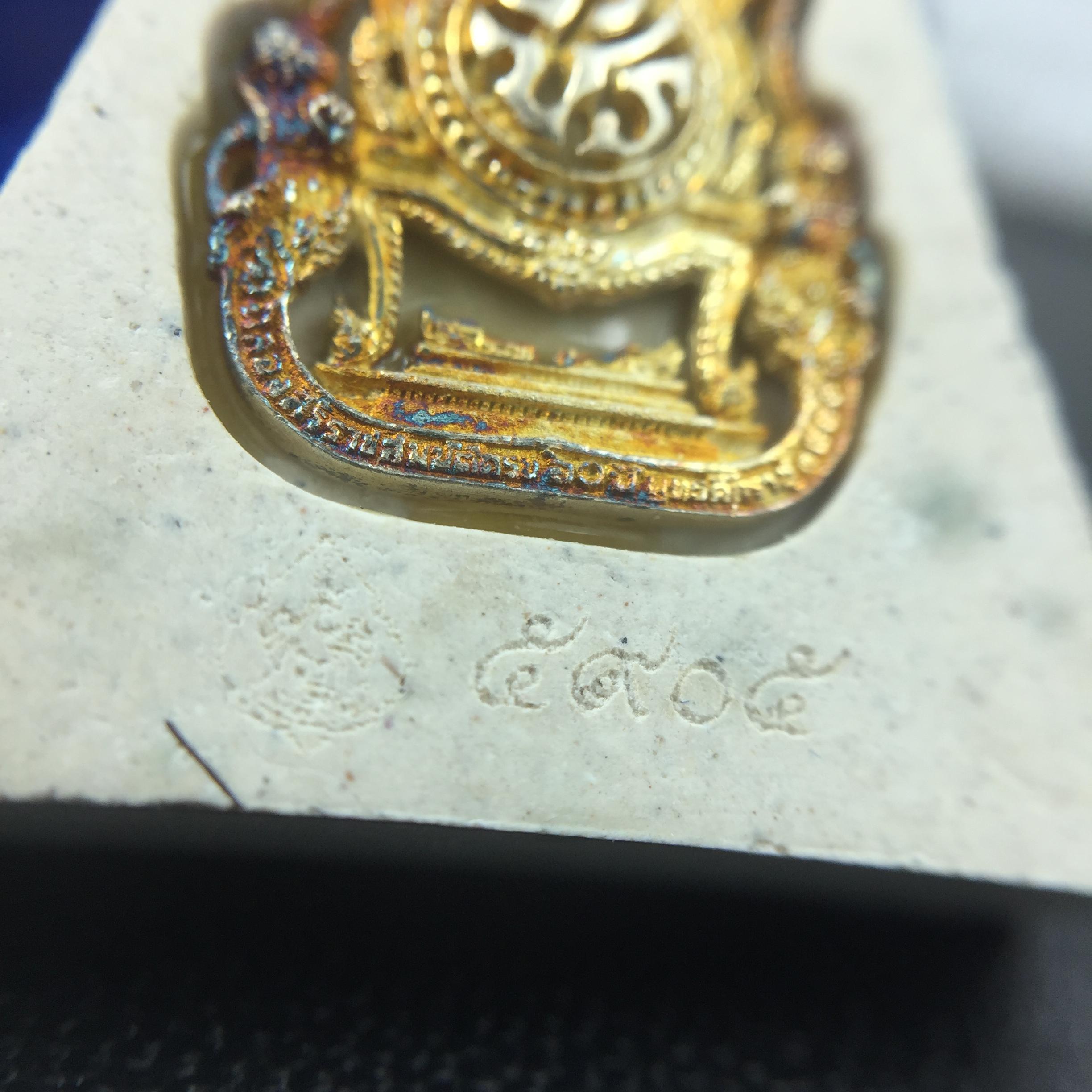 พระแก้วมรกต(จำลอง)ทรงเครื่องฤดูร้อน พระผงบูชา ด้านหน้าปิดทอง ด้านหลังตราฉลองสิริราชสมบัติครบ 60ปี เนื้อเงินขึ้นสีรุ้งธรรมชาติสร้างสรรค์งดงาม(รุ่นนี้ได้พระราชทานเส้นพระเจ้า(เส้นผม)รัชกาลที่9ในการจัดสร้าง)***องค์นี้พิเศษมองเห็นเส้นผมติดอยู่ด้านหลังชัดเจน***