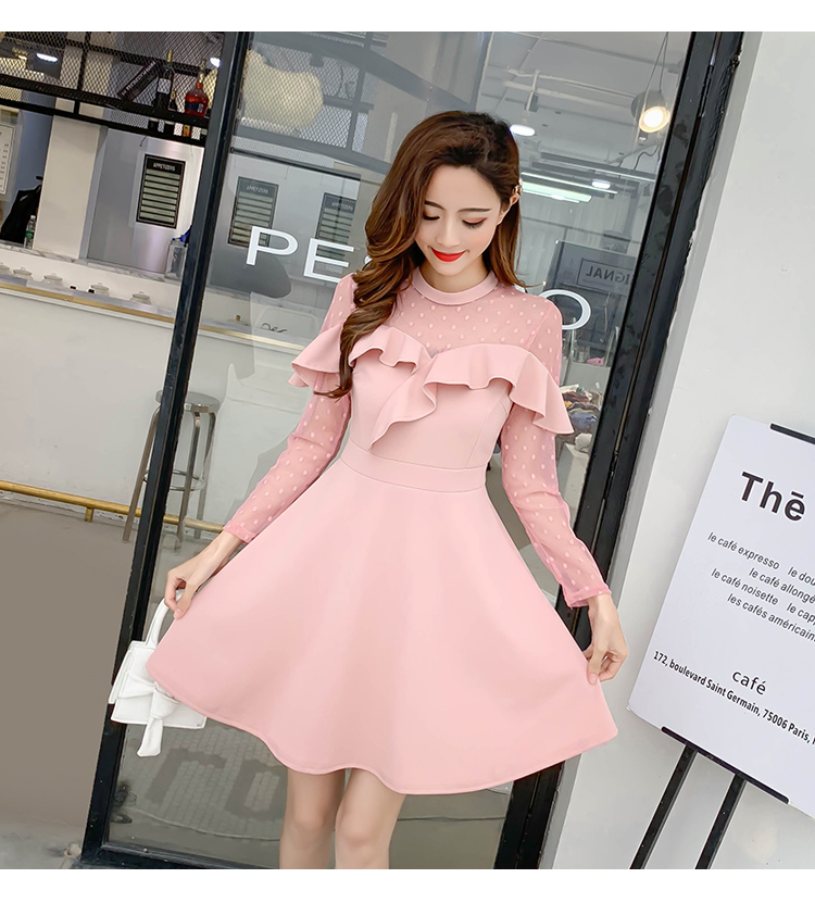 ชุดเดรสสั้นผ้าโพลีเอสเตอร์กึ่งผ้ายืดสีชมพู คอกลม เสื้อส่วนบนแขนยาวผ้าโปร่ง ระบายด้านหน้า กระโปรงทรงเอ สวยหวานดูดี