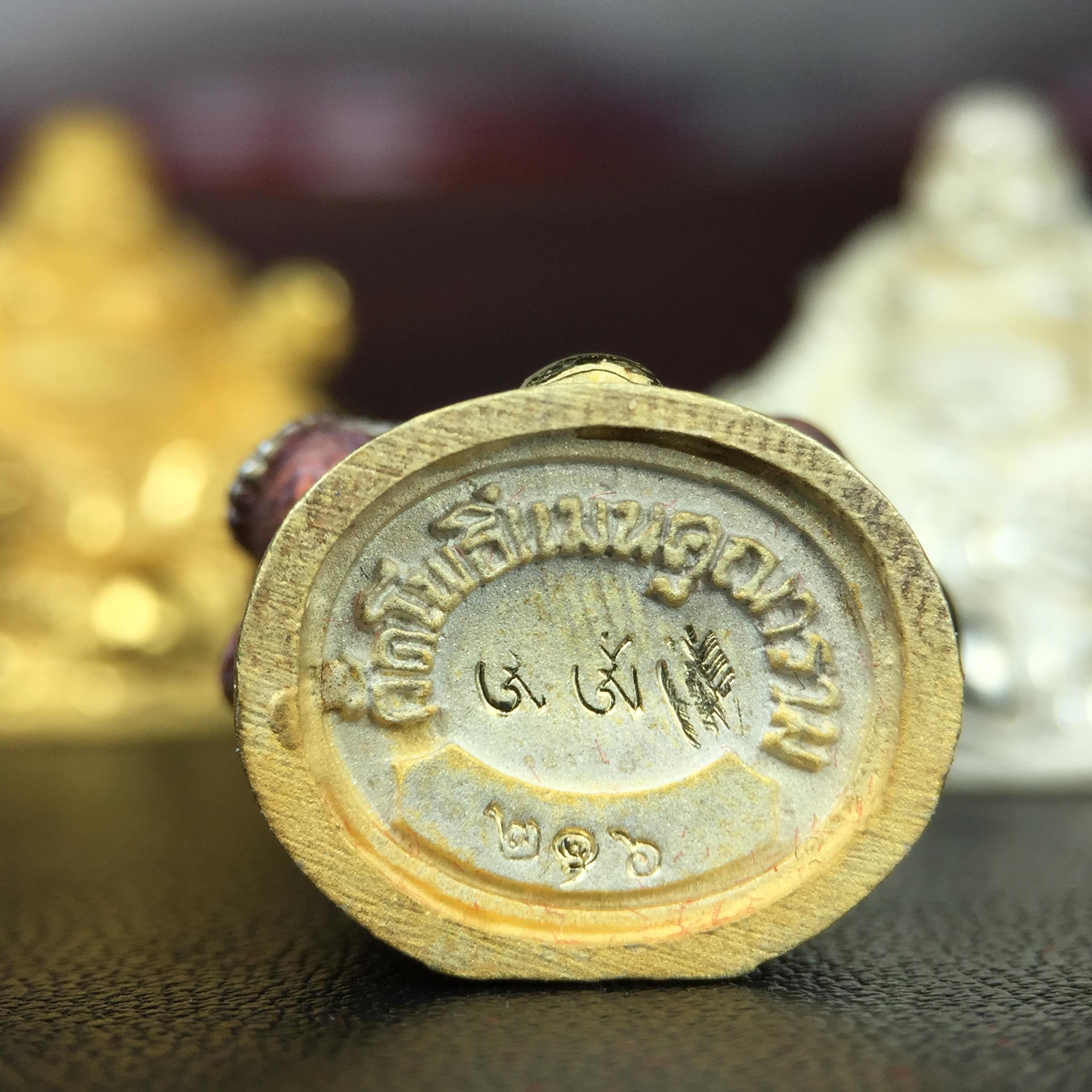 รูปหล่อลอยองค์ พระศรีอริยะเมตตรัยโพธิสัตว์(พระสังกัจจายน์)ชุดทองคำ(เนื้อทองคำ(15.44 กรัม)+เนื้อเงินสามกษัตริย์+เนื้อเงิน) โครงการสร้าง พระศรีอริยะเมตตรัยมหาโพธิสัตว์ น้อมถวายพระบาทสมเด็จพระเจ้าอยู่หัว ทรงครองศิริราชสมบัติครบ 50 ปี วัดโพธิ์แมนคุณาราม