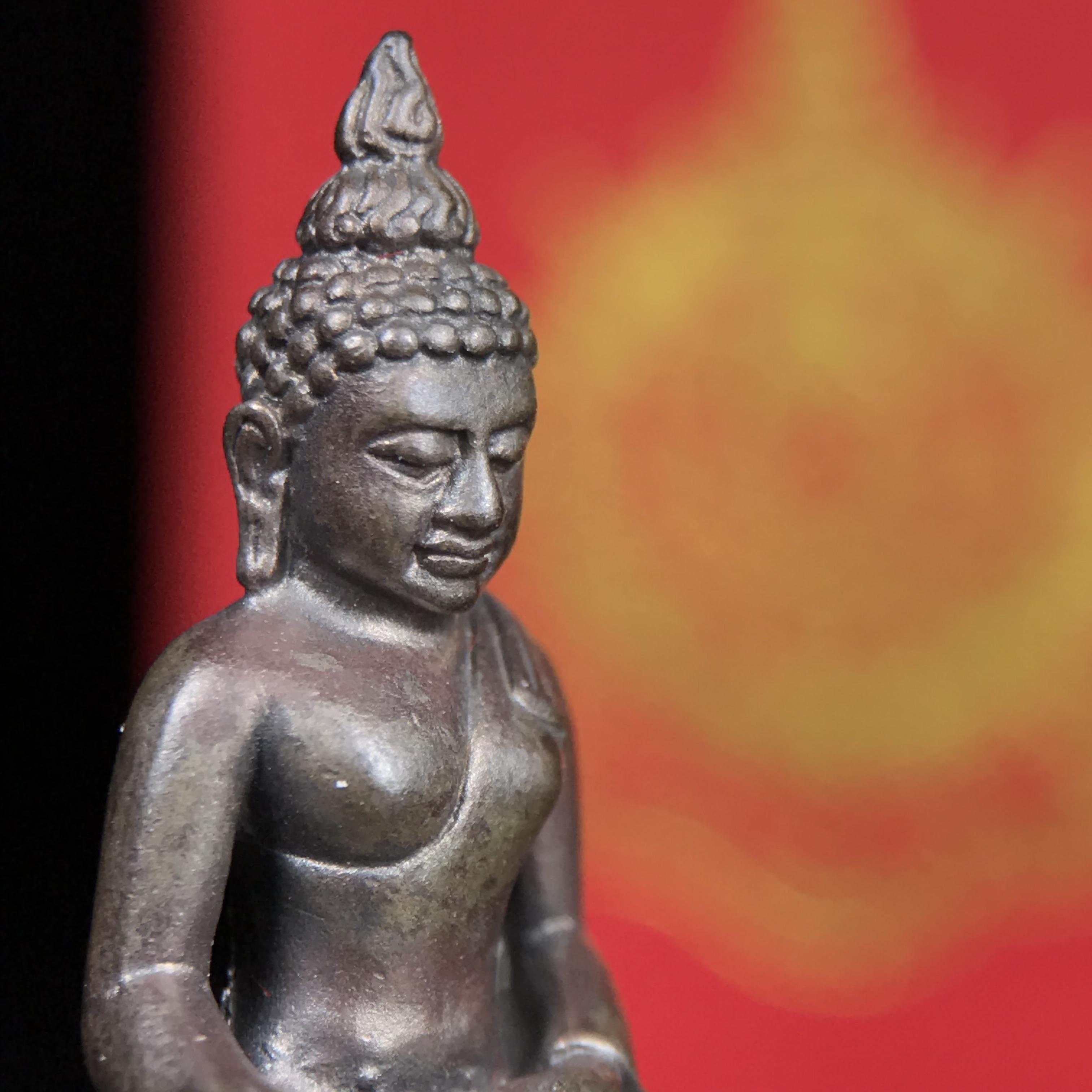 พระกริ่งไพรีพินาศ บรรจุเหล็กไหล ครั้งแรกและครั้งเดียวในประวัติศาสตร์ เฉลิมพระเกียรติ พระบาทสมเด็จพระเจ้าอยู่หัวรัชกาลที่9 พระชนมพรรษา 6 รอบ ปี2542 เนื้อนวโลหะผสมทองคำ(บรรจุเหล็กไหล)ดีนอก-ดีใน พิธีใหญ่ มวลสารเด่น (หายาก)