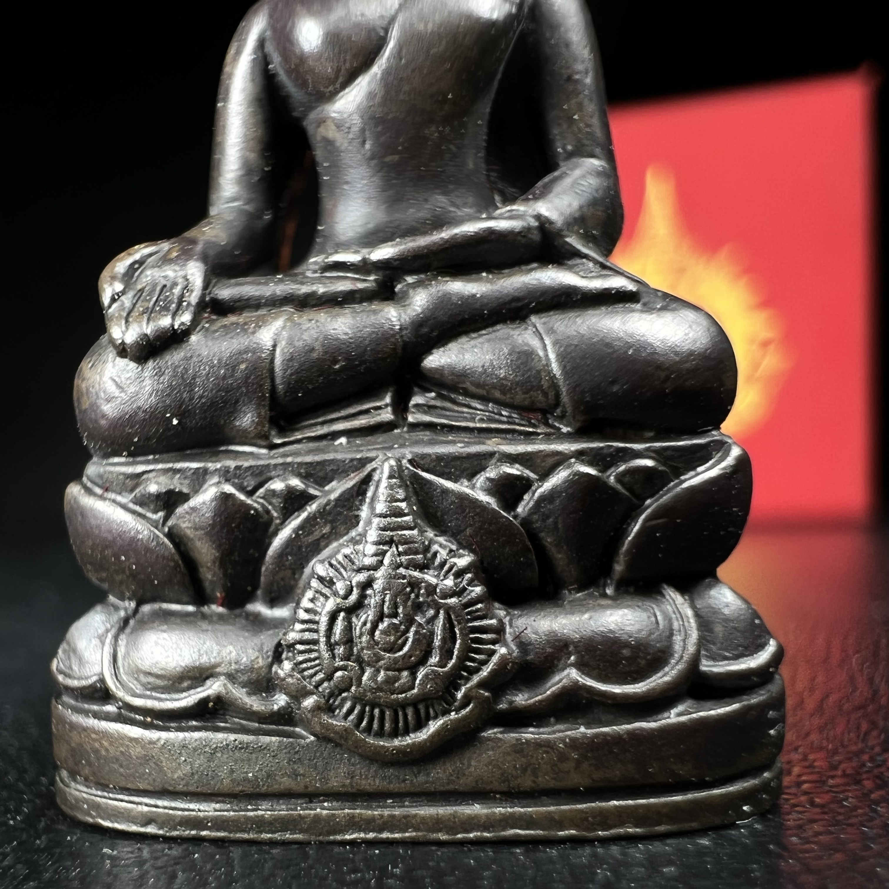 พระกริ่งไพรีพินาศ เฉลิมพระเกียรติ พระบาทสมเด็จพระเจ้าอยู่หัวรัชกาลที่9 พระชนมพรรษา 6 รอบ ปี2542 เนื้อนวโลหะผสมทองคำ(บรรจุเหล็กไหล)ดีนอก-ดีใน