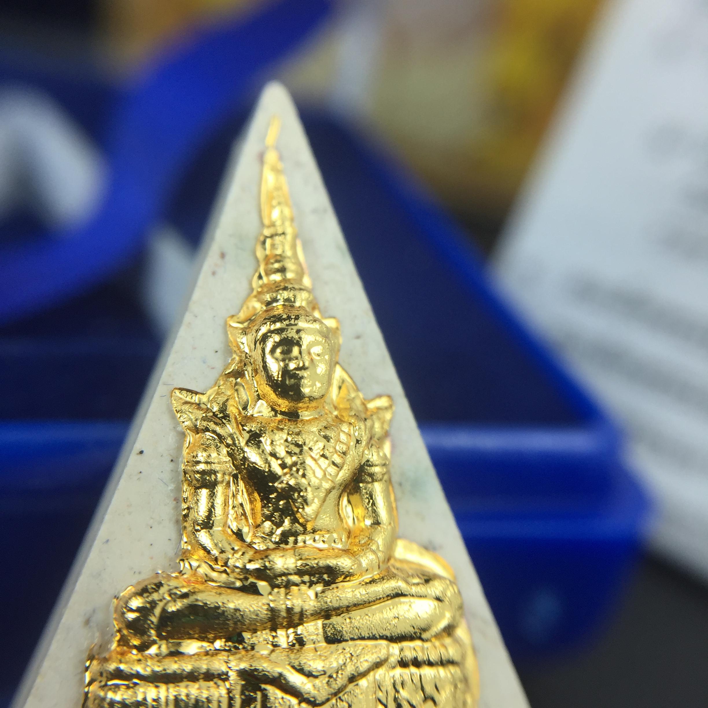 พระแก้วมรกต(จำลอง)ทรงเครื่องฤดูร้อน พระผงบูชา ด้านหน้าปิดทอง ด้านหลังตราสัญลักษณ์ฉลองสิริราชสมบัติครบ 60ปี เนื้อเงินขึ้นสีรุ้งธรรมชาติสร้างสรรค์งดงาม(รุ่นนี้ได้พระราชทานเส้นพระเจ้า(เส้นผม)รัชกาลที่9ในการจัดสร้าง)