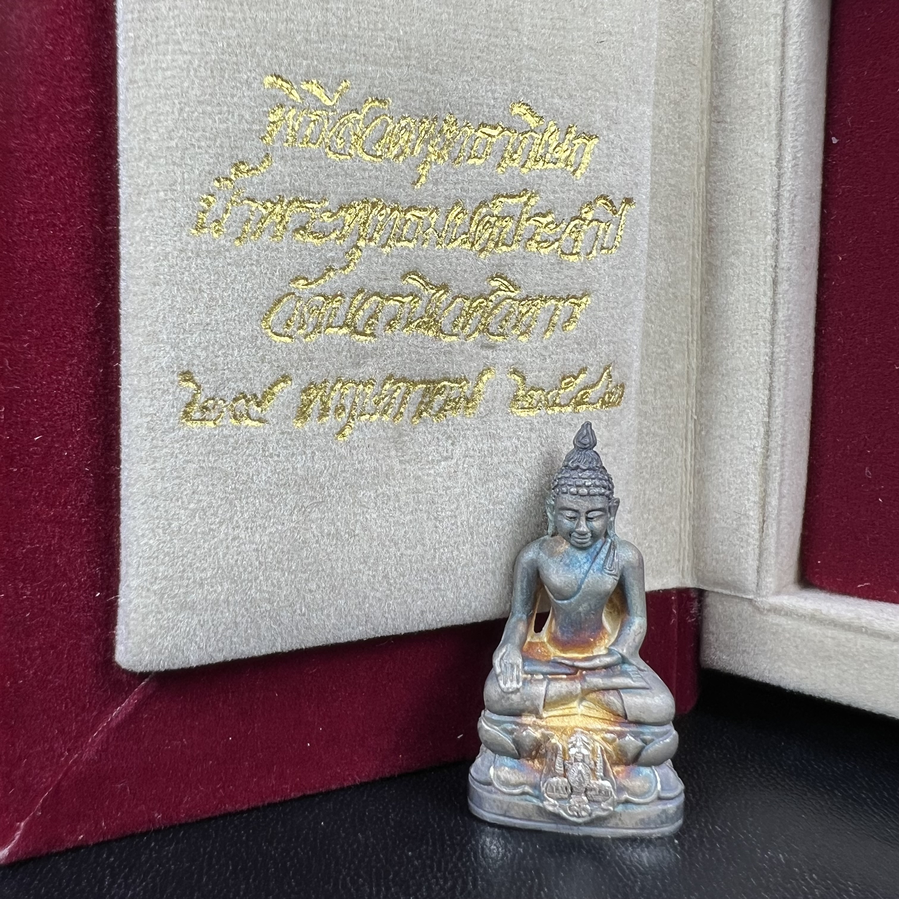 พระกริ่งไพรีพินาศ ตรากาญจนาภิเษก วัดบวรนิเวศวิหาร ที่ระลึกในหลวงรัชกาลที่9 ครองสิริราชสมบัติครบ 50ปี เนื้อเงิน(สภาพผิวเดิมขึ้นสีรุ้งธรรมชาติสวยแบบนิยม)(เสน่ห์พระเนื้อเงินสีสันที่ธรรมชาติสรรค์สร้าง)เข้มขลังทรงอานุภาพยิ่งใหญ่ กำราบศัตรูพ่ายสิ้น พระไพรีพินาศ