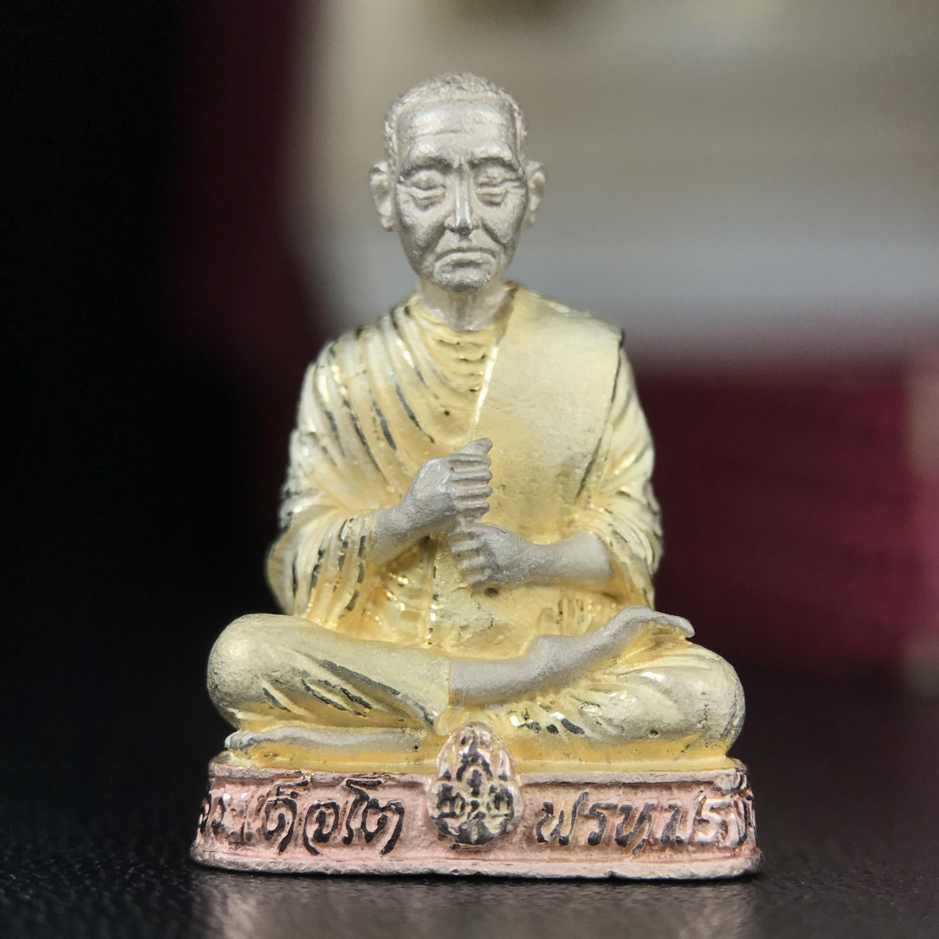 รูปเหมือนสมเด็จพระพุฒาจารย์ (โต พรหมรังสี)วัดใหม่อมตรส บางขุนพรหม ปี2540 รุ่นกาญจนาภิเษก จัดสร้างในวโรกาสที่รัชกาลที่ 9 ทรงครองสิริราชสมบัติ ครบ 50ปี ลอยองค์พิมพ์ใหญ่ เนื้อเงินบริสุทธิ์ 99.9% แบบชุบสามกษัตริย์ขัดเงาบางส่วน พร้อมกล่องบรรจุเดิมครบ