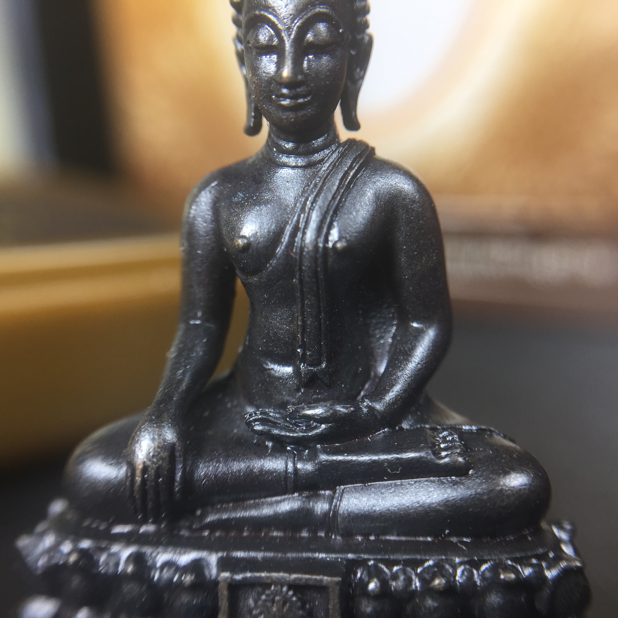 พระพุทธรูปคุ้มเกล้า ภปร. มหามงคล 80พรรษา “รุ่นเย็นศิระเพราะพระบริบาล 80พรรษา มหากษัตริย์คู่แผ่นดินสยาม” เนื้อนวโลหะรมดำ พิมพ์ใหญ่ ขนาด 18*35 มม.