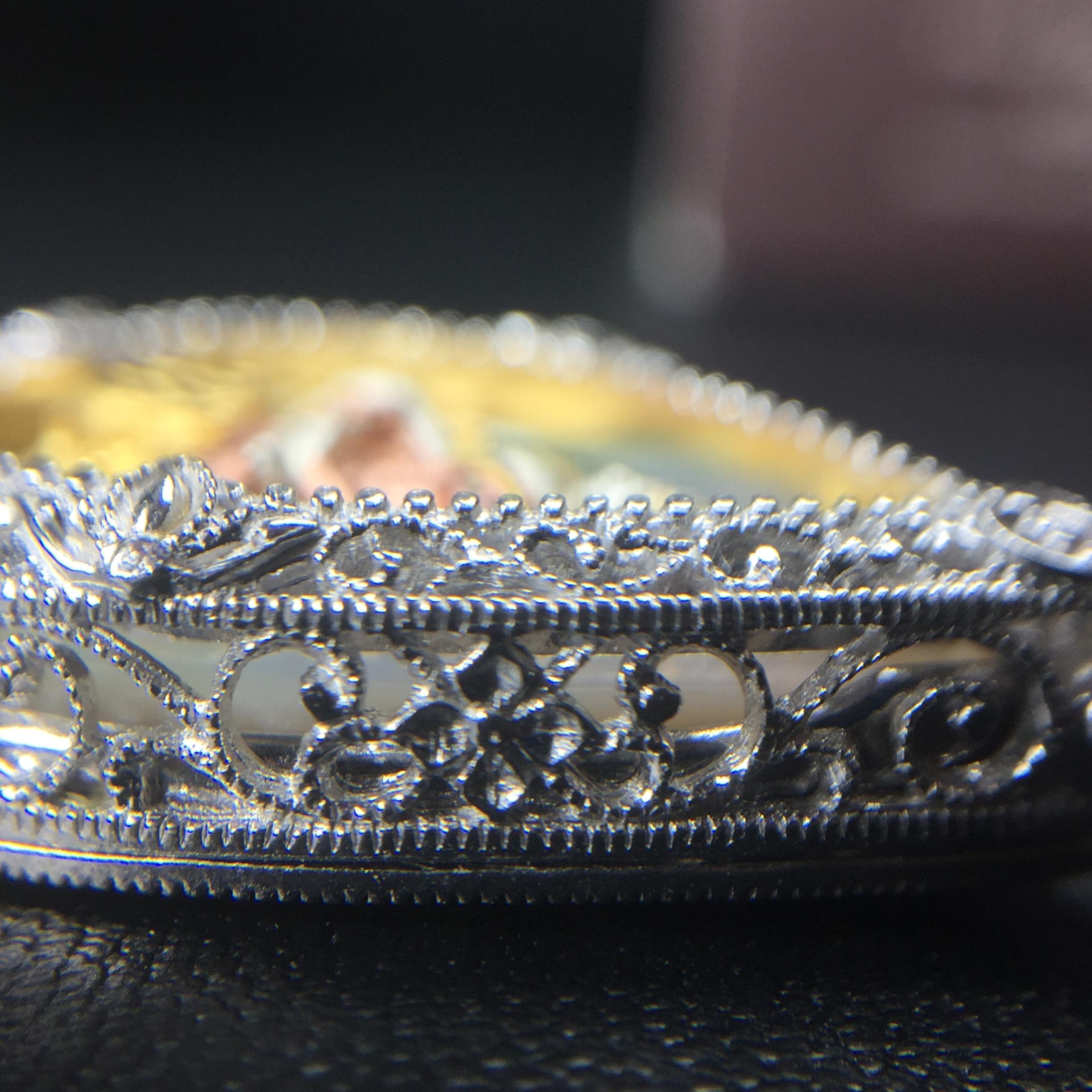 พระพุทธชินราช ภปร. โครงการ "เพราะแผ่นดินนี้ คือ แผ่นดินเกิด" ปี2548(รุ่นแรก) เหรียญทรงใบโพธิ์ ขนาด 21 x 29 มม. เนื้อเงินสามกษัตริย์ องค์พระชุบสามกษัตริย์ ล้อมด้วยกรอบเงินชุบทองคำขาวสลักเสลาเป็นลวดลายละเอียดอ่อน ส่วนพื้นองค์พระเป็นเปลือกหอยมุข