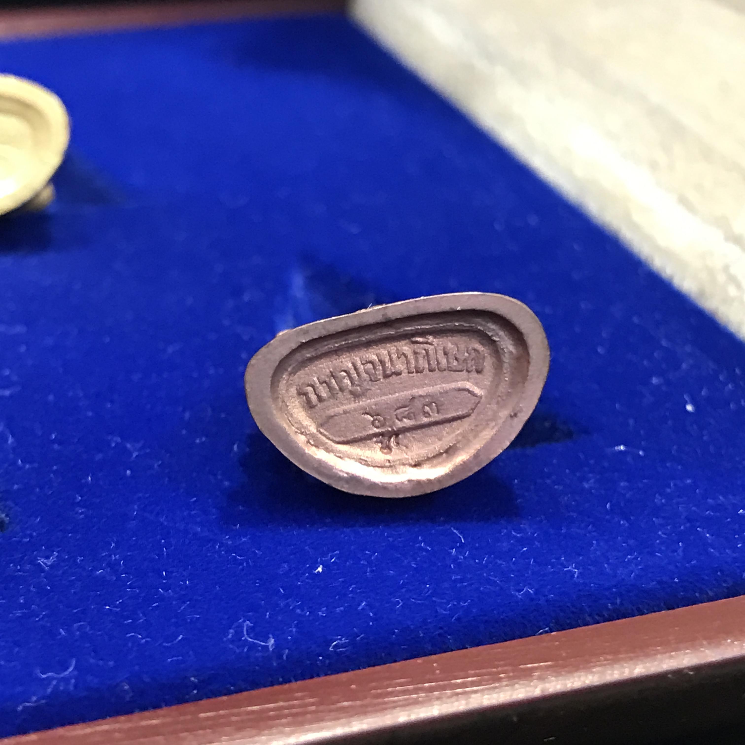 พระกริ่งไพรีพินาศ ญสส. รุ่นกาญจนาภิเษก ชุดทองคำ ปี2539 วัดบวรนิเวศ สภาพสวยพร้อมกล่องเดิม