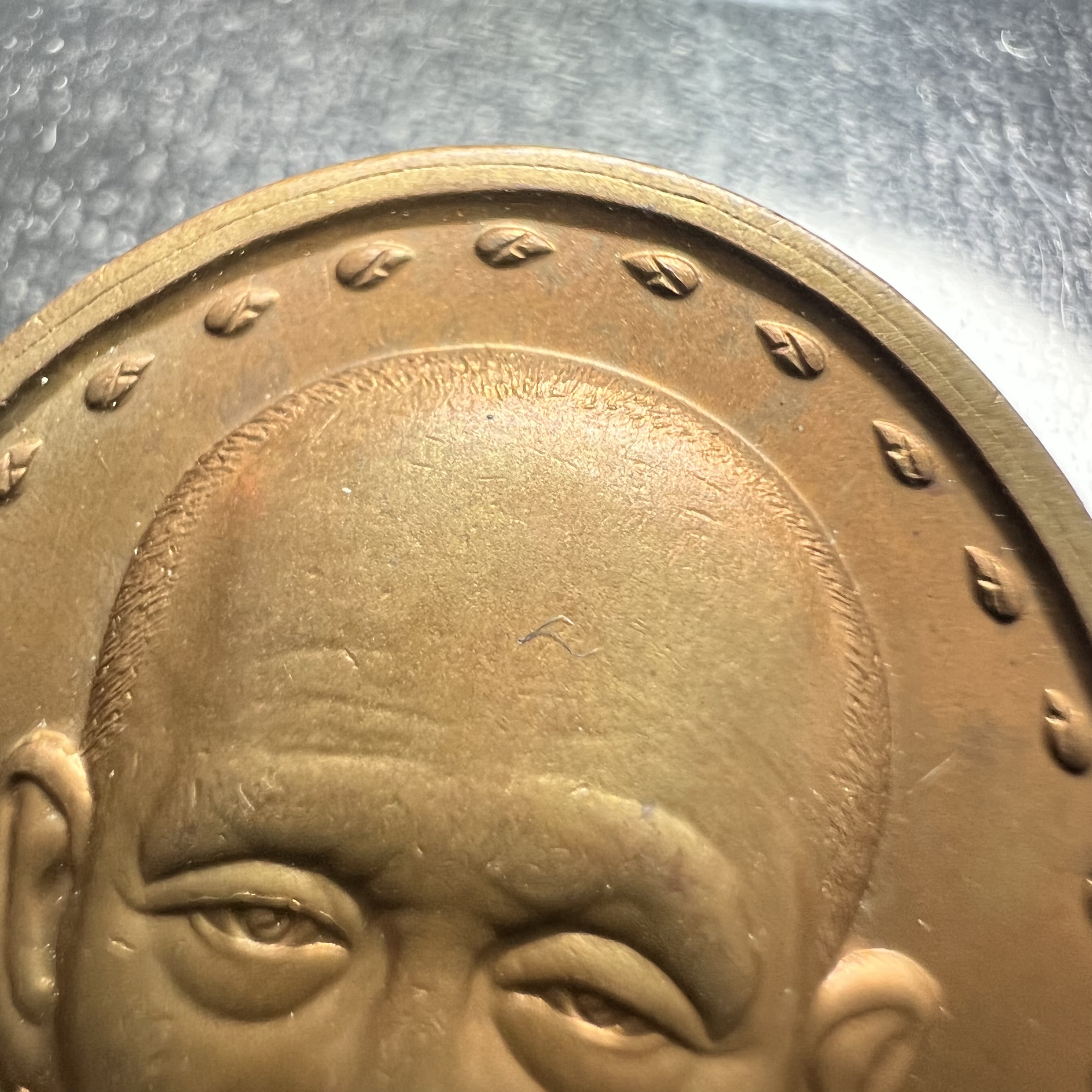 เหรียญรูปเหมือนรุ่นแรก สมเด็จพระญาณสังวร วัดบวรนิเวศวิหาร ปี2528 เนื้อทองแดง(บล็อกนิยม วงเดือน-คางตัด)สภาพสวยหายาก