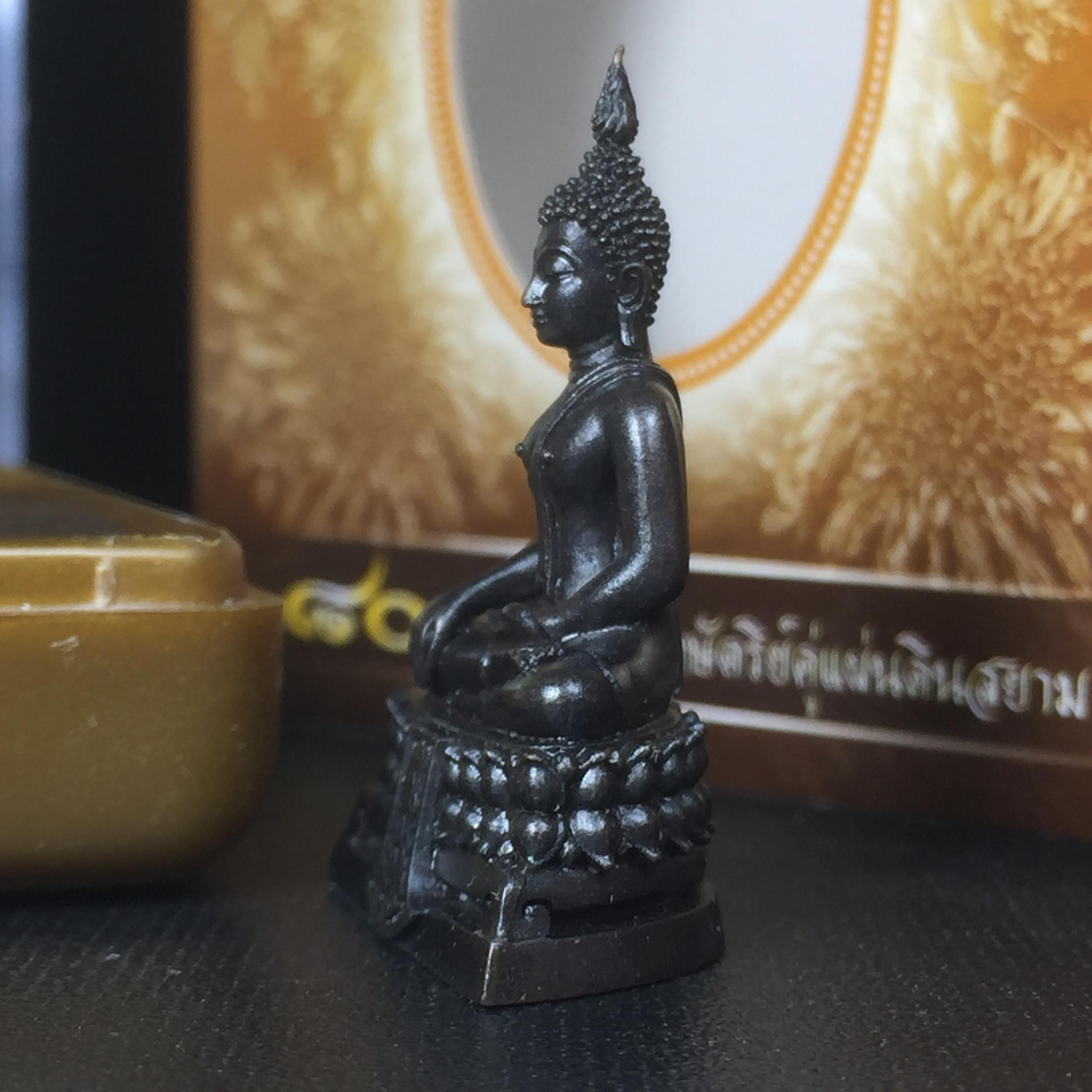 พระพุทธรูปคุ้มเกล้า ภปร. มหามงคล 80พรรษา “รุ่นเย็นศิระเพราะพระบริบาล 80พรรษา มหากษัตริย์คู่แผ่นดินสยาม” เนื้อนวโลหะรมดำ พิมพ์ใหญ่ ขนาด 18*35 มม.