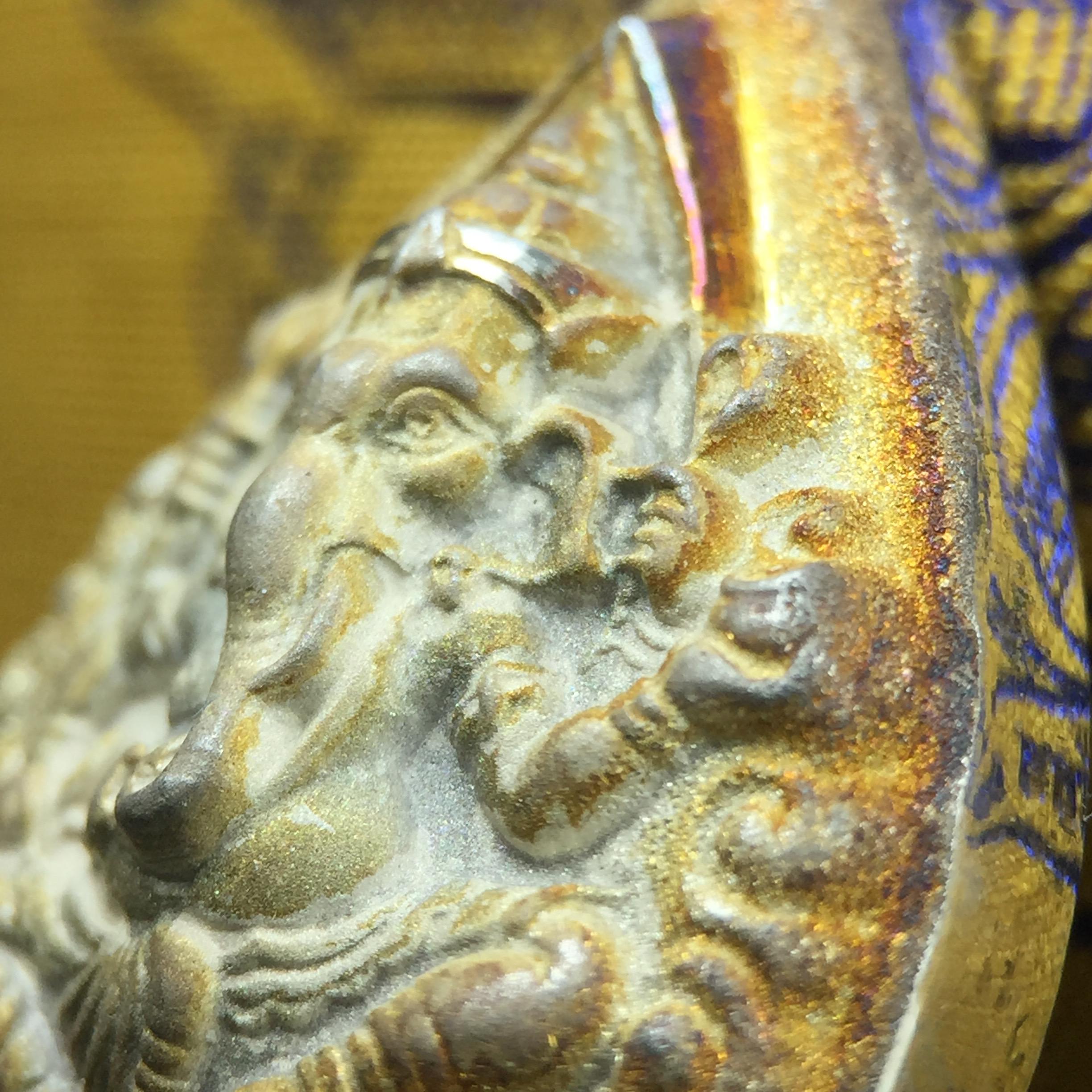 เหรียญพระพิฆเนศวร ญสส. ชุดกาญจนาภิเษกครองราชย์ 50 ปี พุทธศักราช 2538 พิมพ์ใหญ่(2.9 ซม.) เนื้อเงินผิวเดิมขึ้นสีรุ้งงดงามธรรมชาติสร้างสรรค์ สภาพสวยเดิมพร้อมกล่องบรรจุเดิม ตอกโค๊ดหมายเลขกำกับ(1ใน 5539องค์)